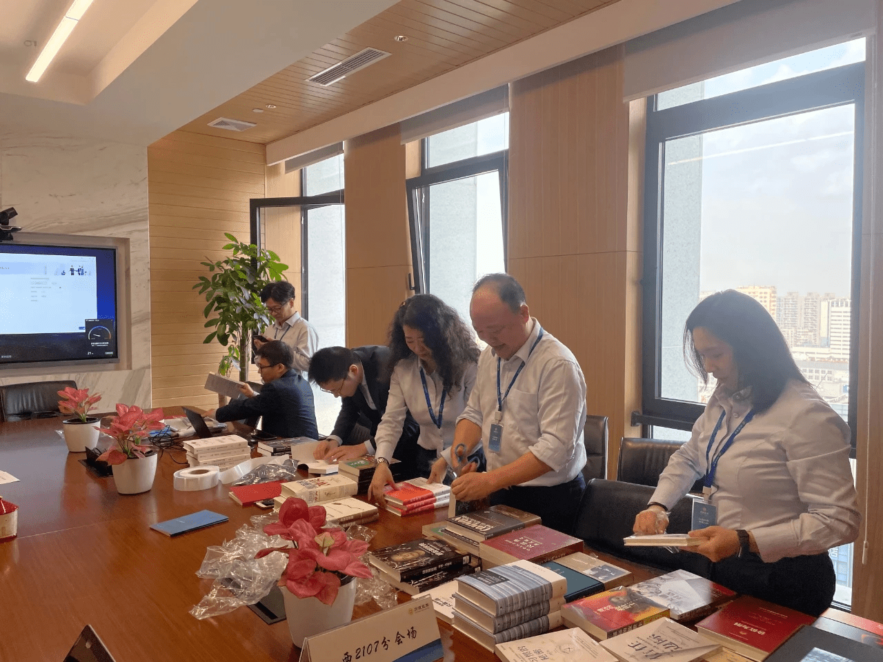 党员志愿队定期开展书籍维护和数据分析工作.jpg
