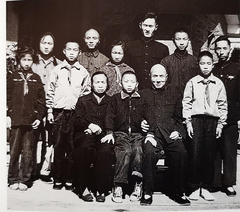 1962年秋,邓子恢,陈兰和子女在北京家中(右一为邓毅生)_副本.jpg
