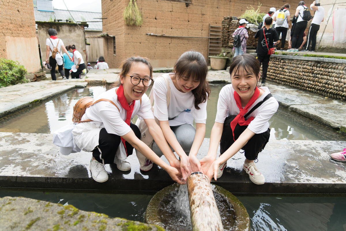 小学生对着干净水、放心水露出笑容.jpg