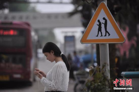 “低头族”的世界危机四伏为何走路时也不放过？