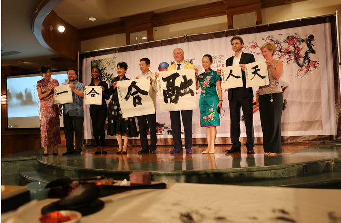4、到场嘉宾共同展示书法作品.JPG