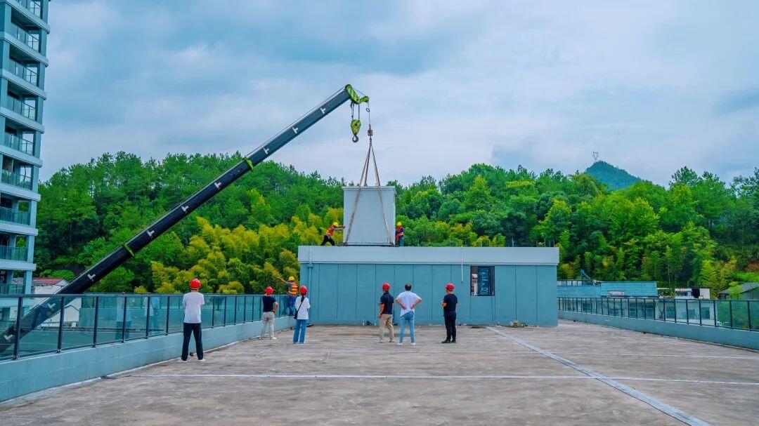 浙江省环保集团丽水生态环境科技有限公司承建的缙云县七里乡空气自动监测站顺利完成首次站点设备吊装.jpg