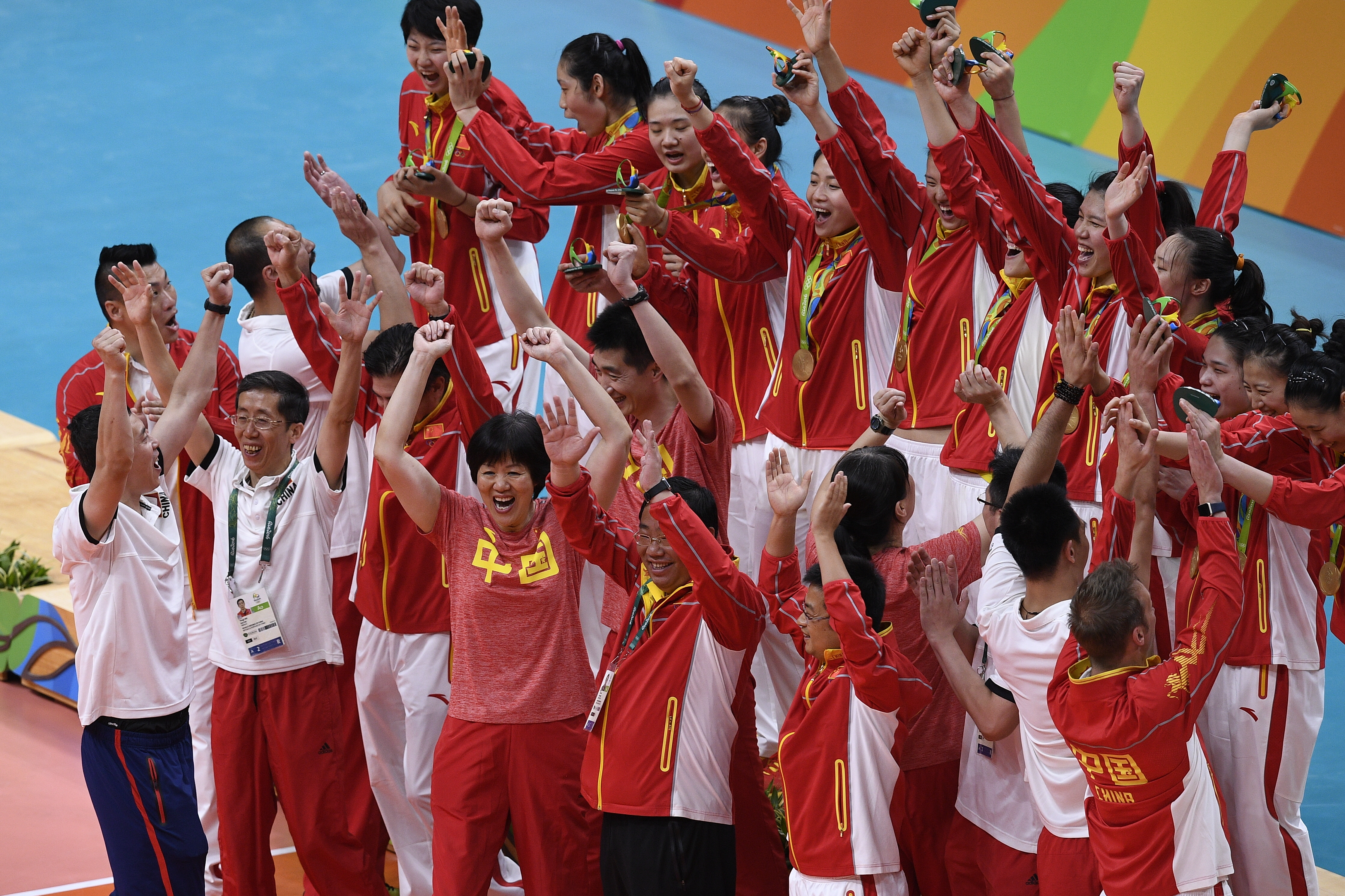 8月20日，在2016年里约奥运会女子排球决赛中，中国队以3比1战胜塞尔维亚队，夺得冠军。这是中国女排在颁奖仪式后庆祝。.jpg