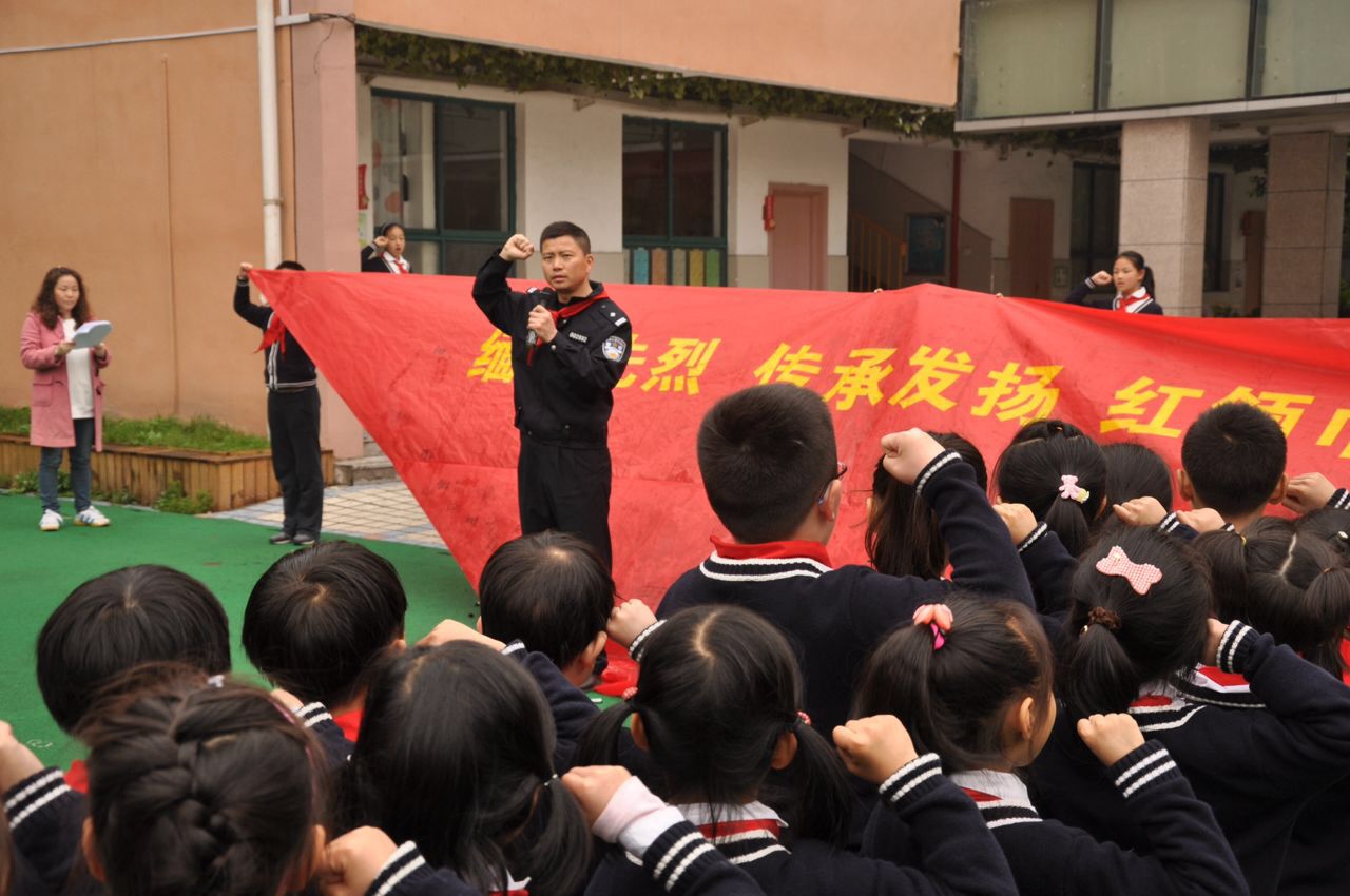 20151119民警进校园组织宣誓活动.JPG