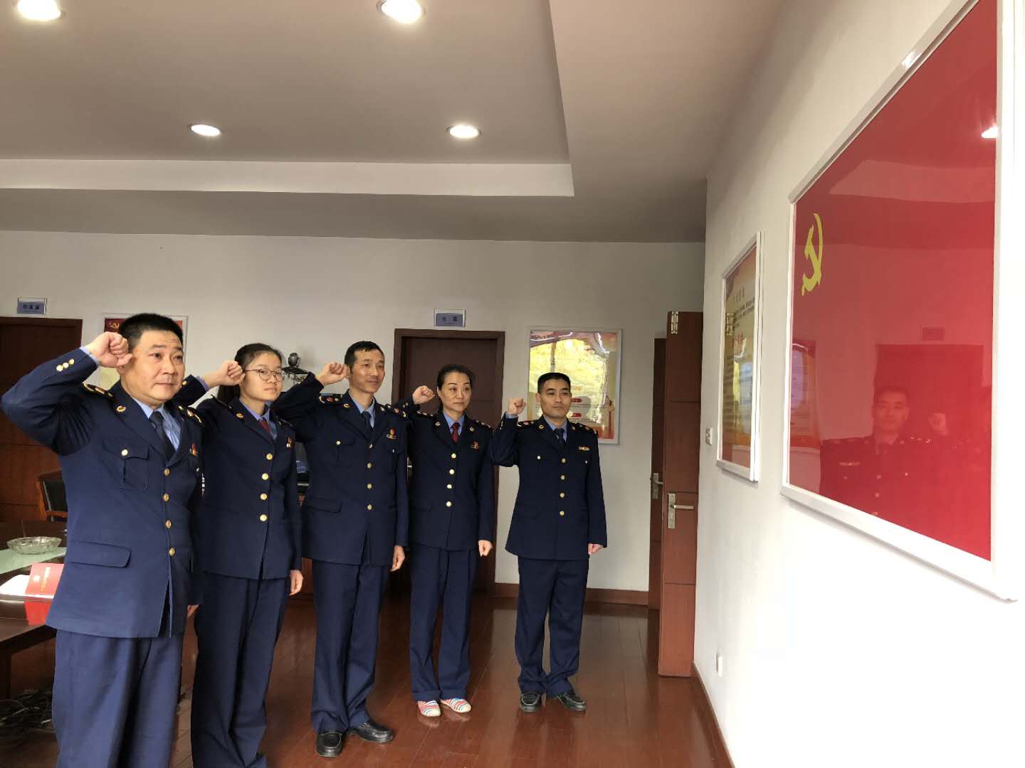 文晖支部党员重温入党誓词.jpg