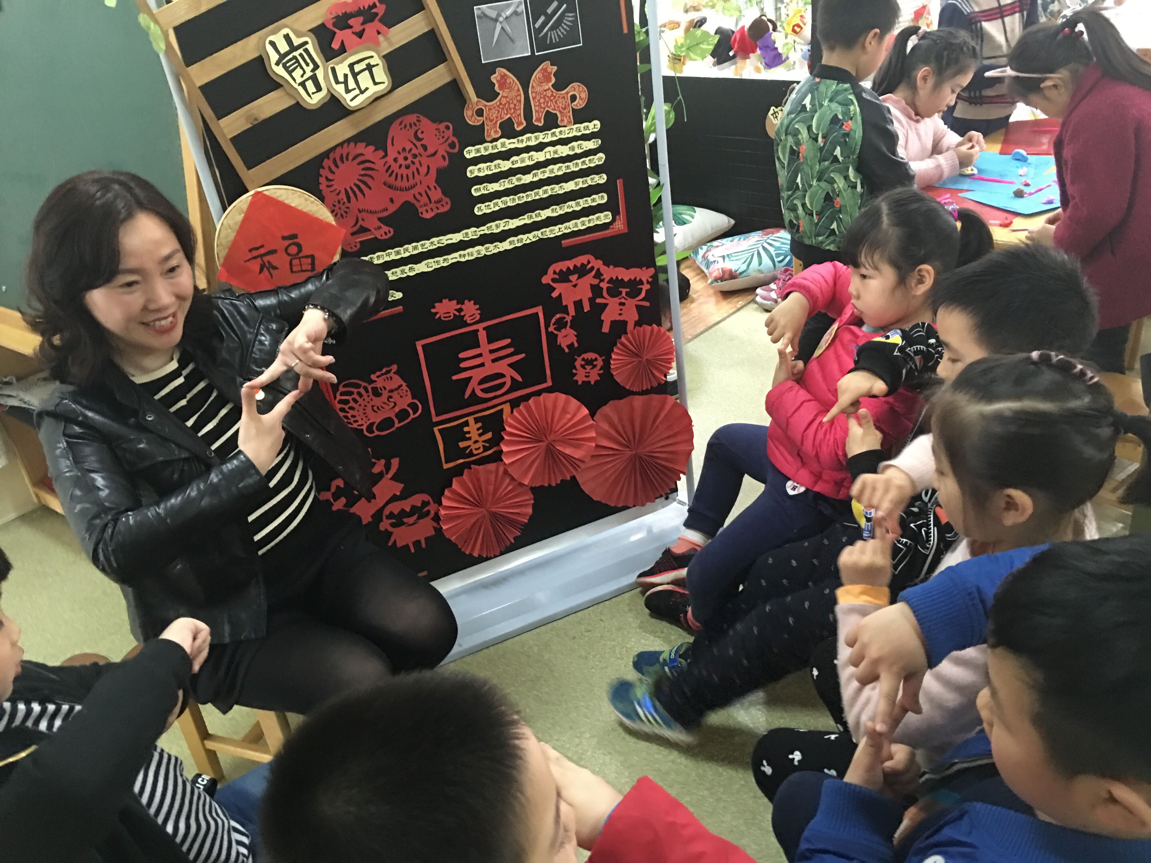 周军书记和孩子一起学习“中国最棒”手指操.jpg