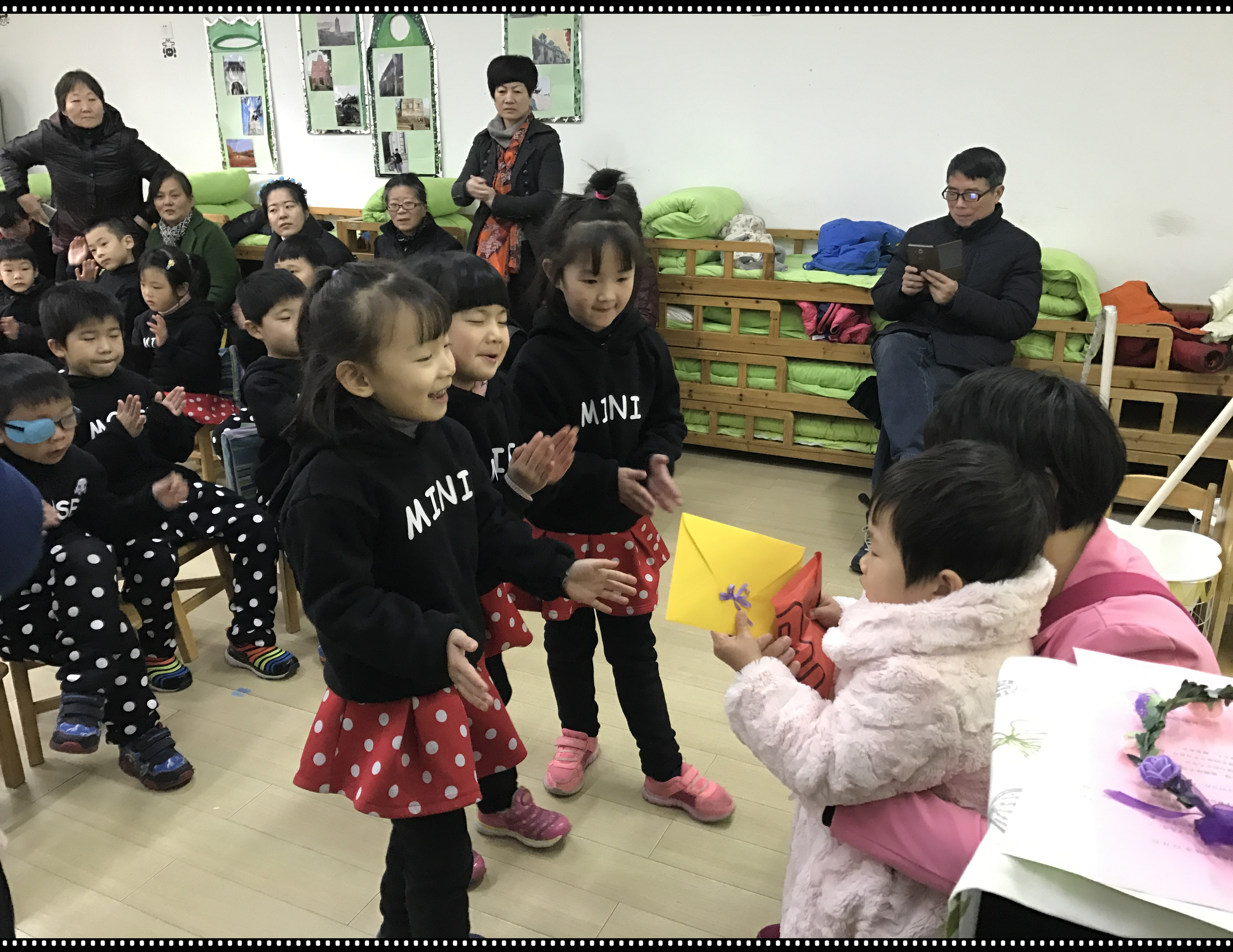 党员组织班级幼儿给残障儿童送新年祝福.JPG