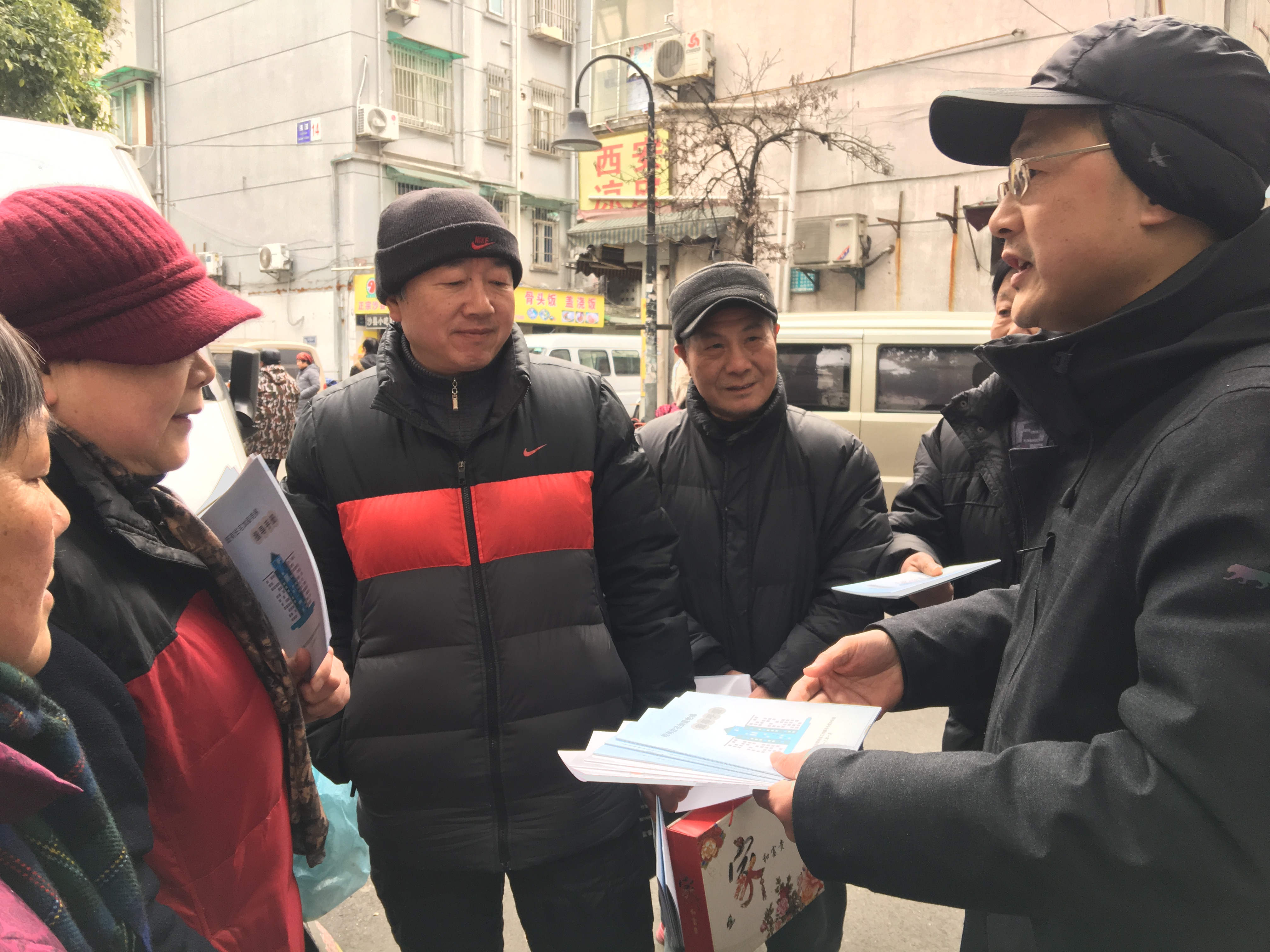 机关综合支部党员到社区宣传加梯政策.JPG