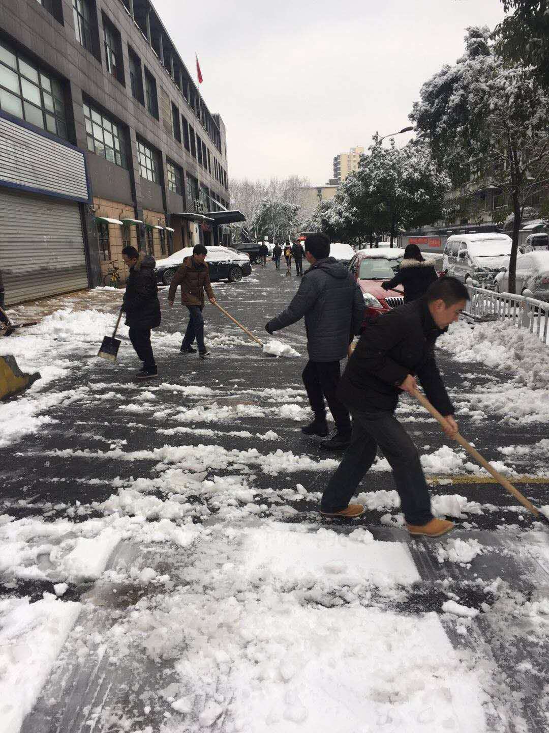 大雪天，支部党员参与扫雪.jpg
