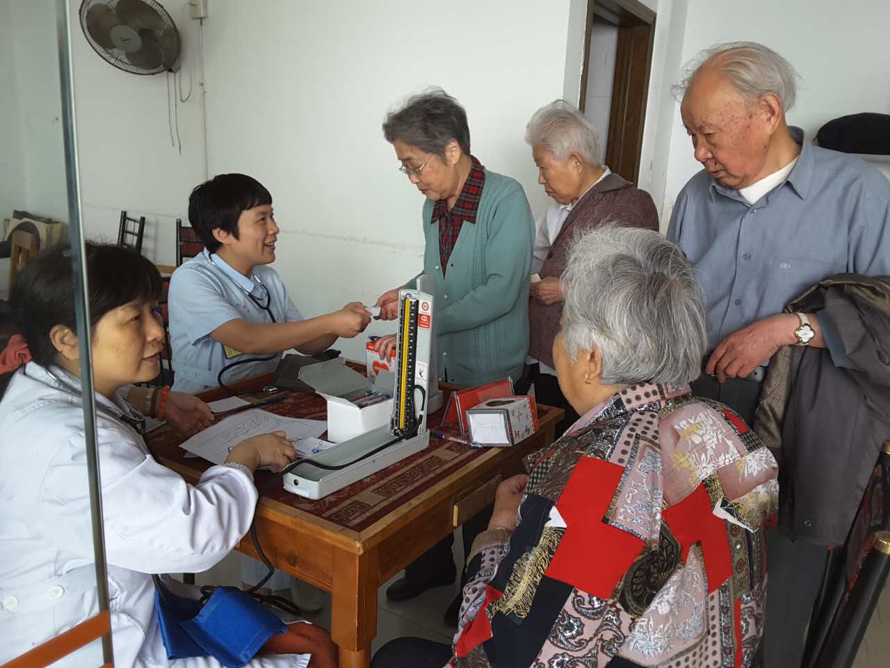党员到结对社区，为社区老人测量血压.JPG