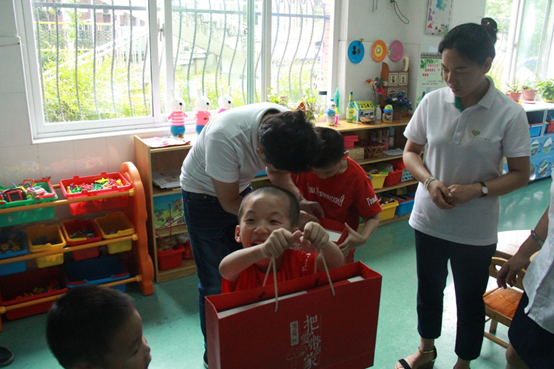支部党员赴杭州儿童福利院看望孩子们.png