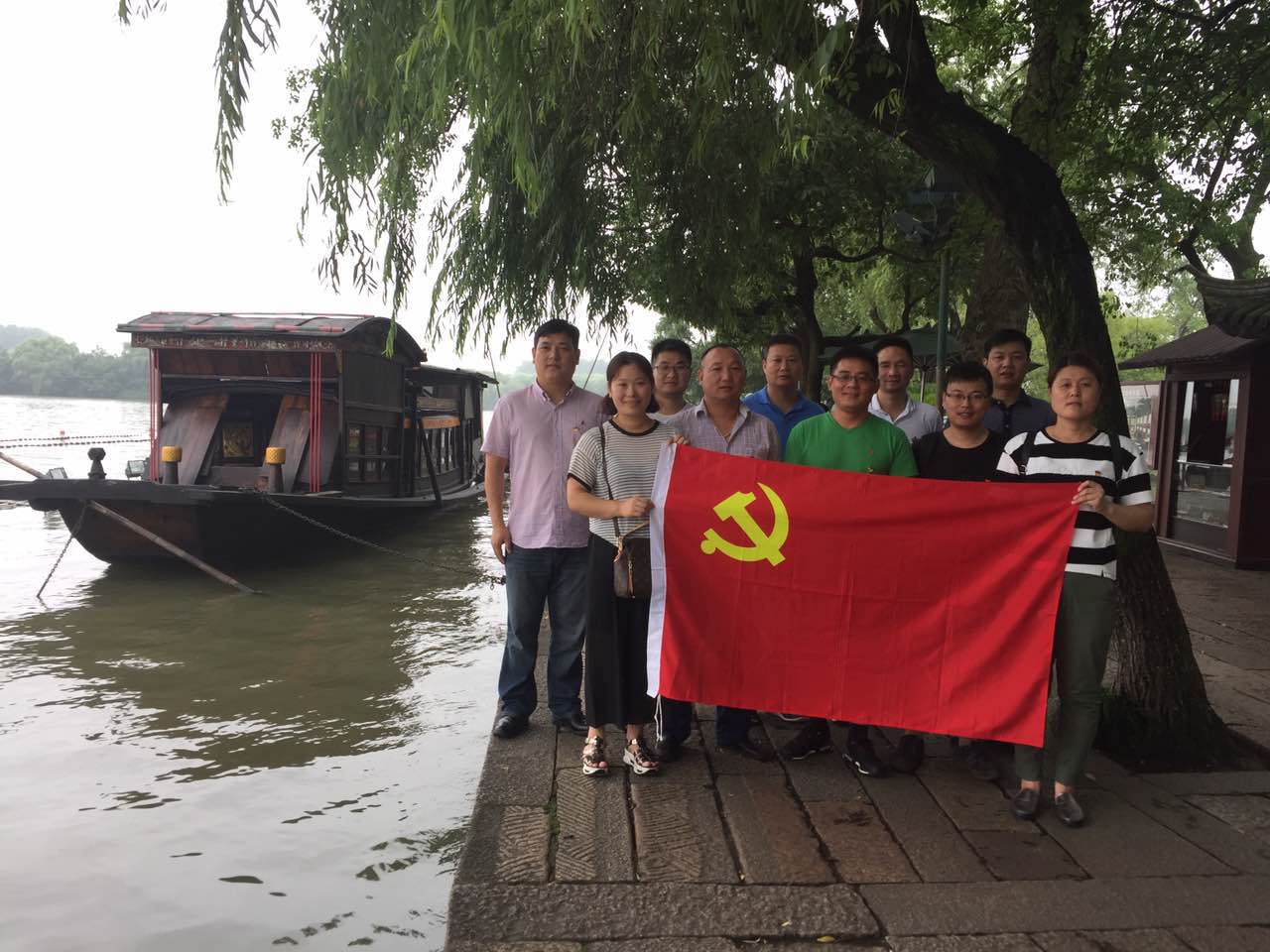 七一组织党员“重走一大路”，参观南湖红船.png