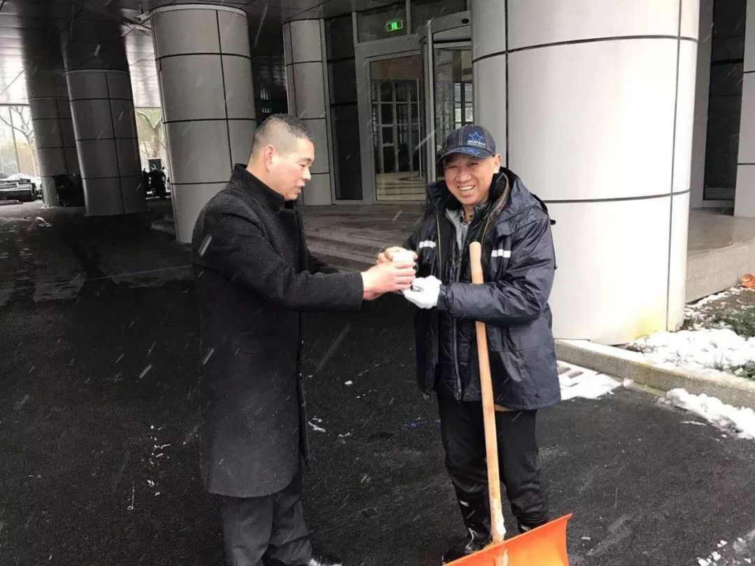 新天地高力物业党员为一线扫雪的职工送上暖心姜茶.jpg