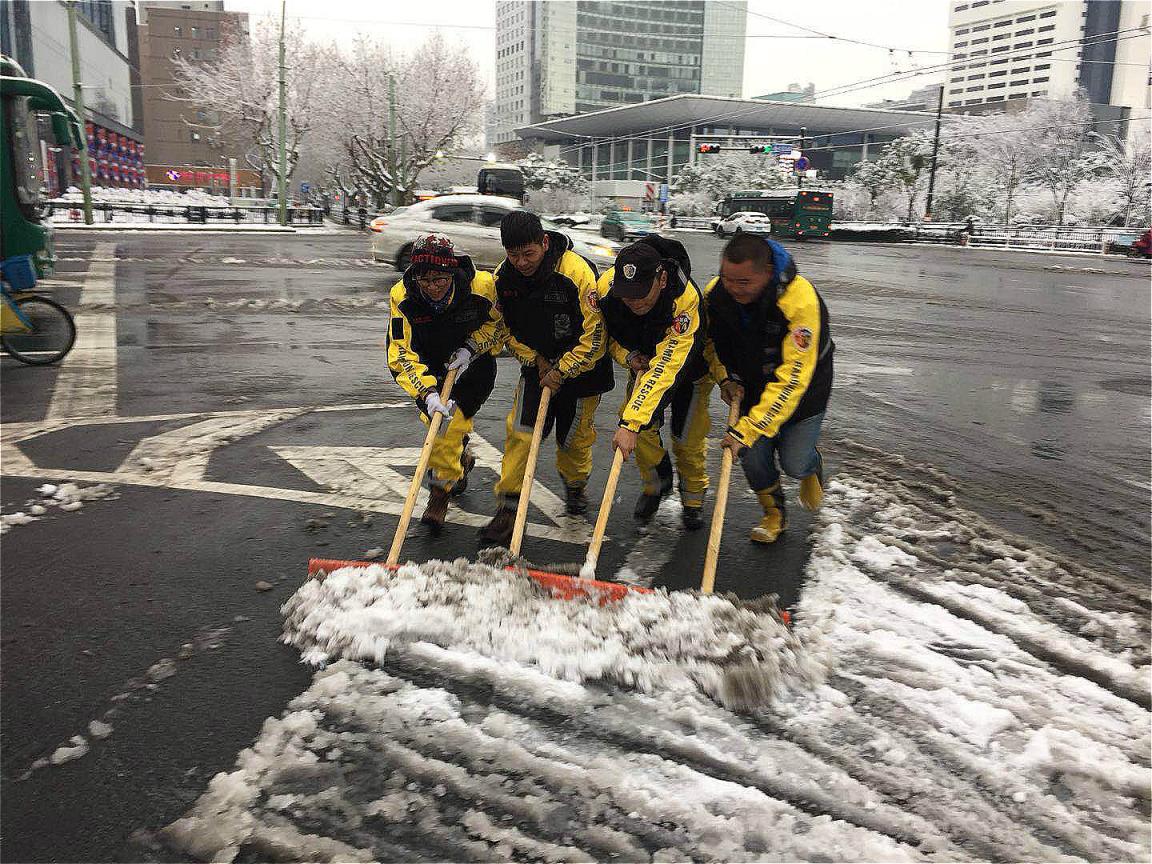 公羊队党支部组织队员与志愿者凌晨5点在延安路-凤起路段开展除冰铲雪，确保市民出行安全。.jpg