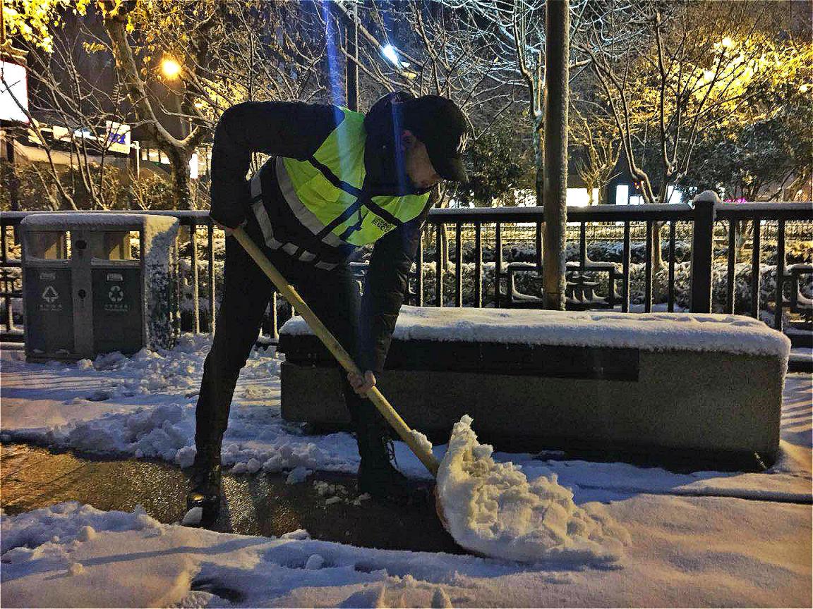 公羊队党支部组织队员与志愿者凌晨5点在延安路-凤起路段开展除冰铲雪，确保市民出行安全。1.jpg