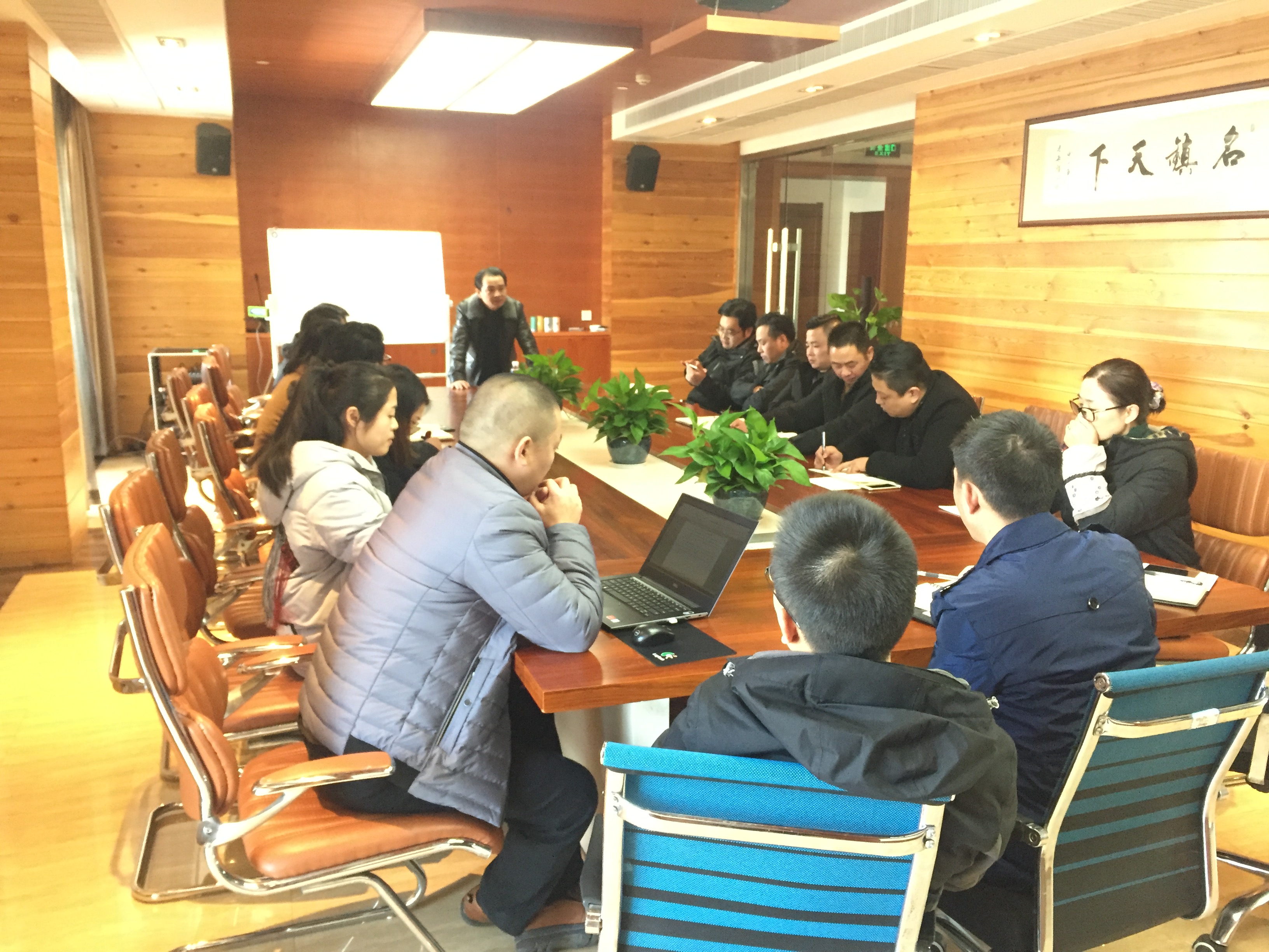 十九大会议精神传达学习并积极分子述职会.JPG