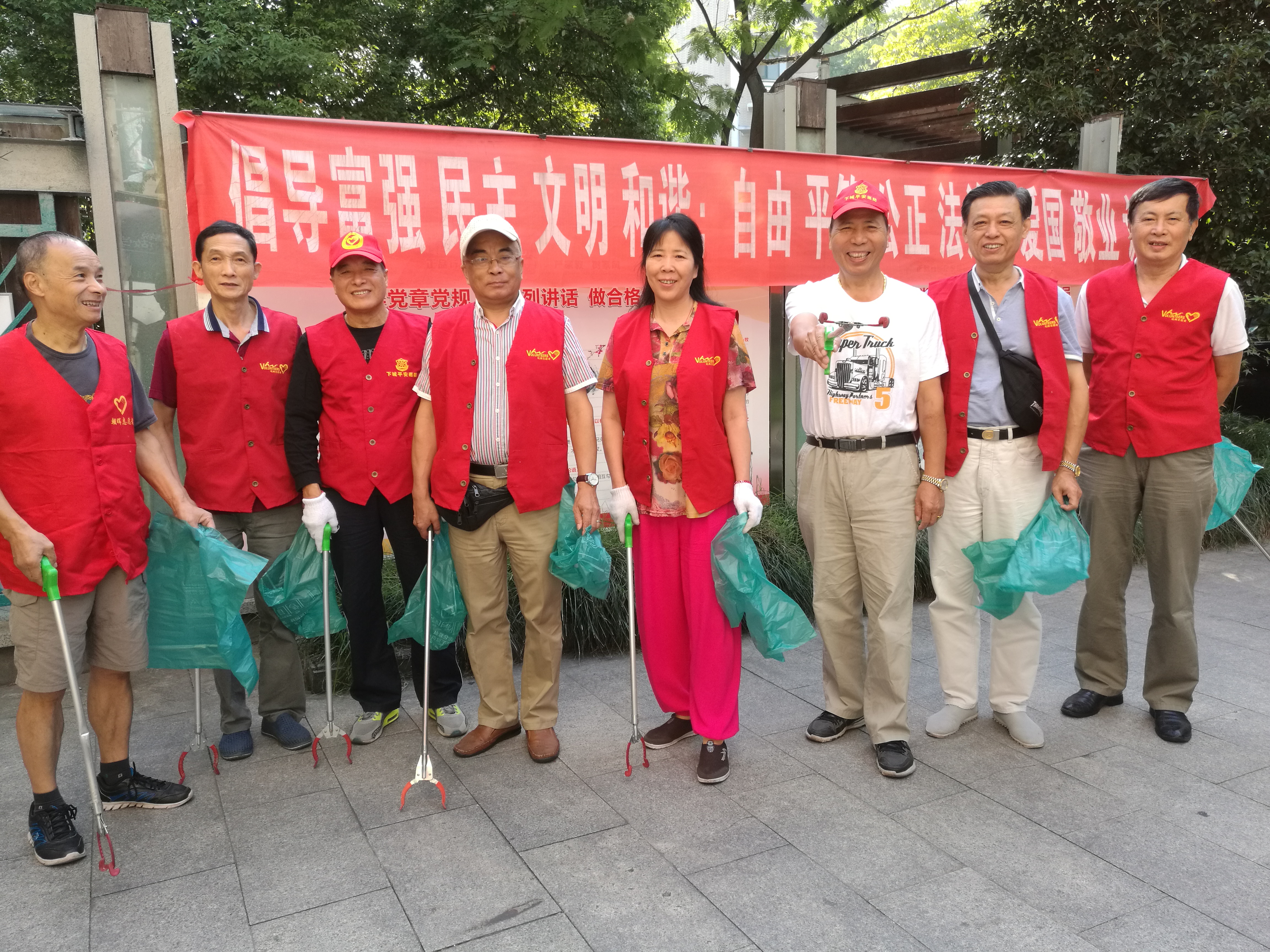 党员志愿者积极参与社区志愿服务，清洁小区卫生.jpg