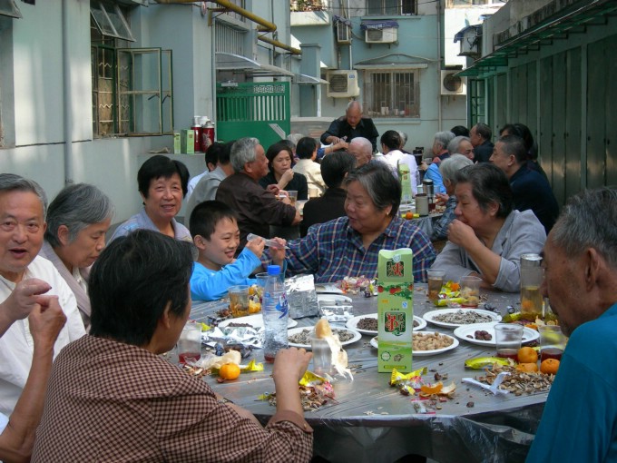 七支部所在楼道墙门邻居节.jpg