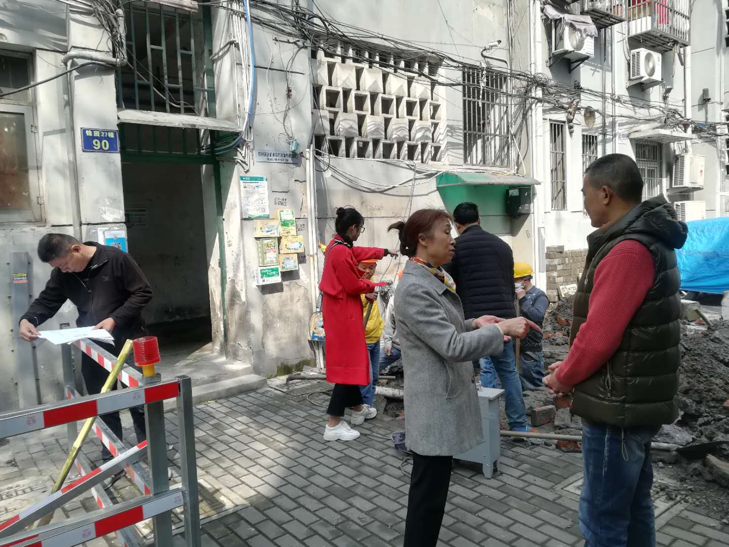 3月23日锦园27-90号开工安装电梯，七支部党员们时时关注进度。.jpg