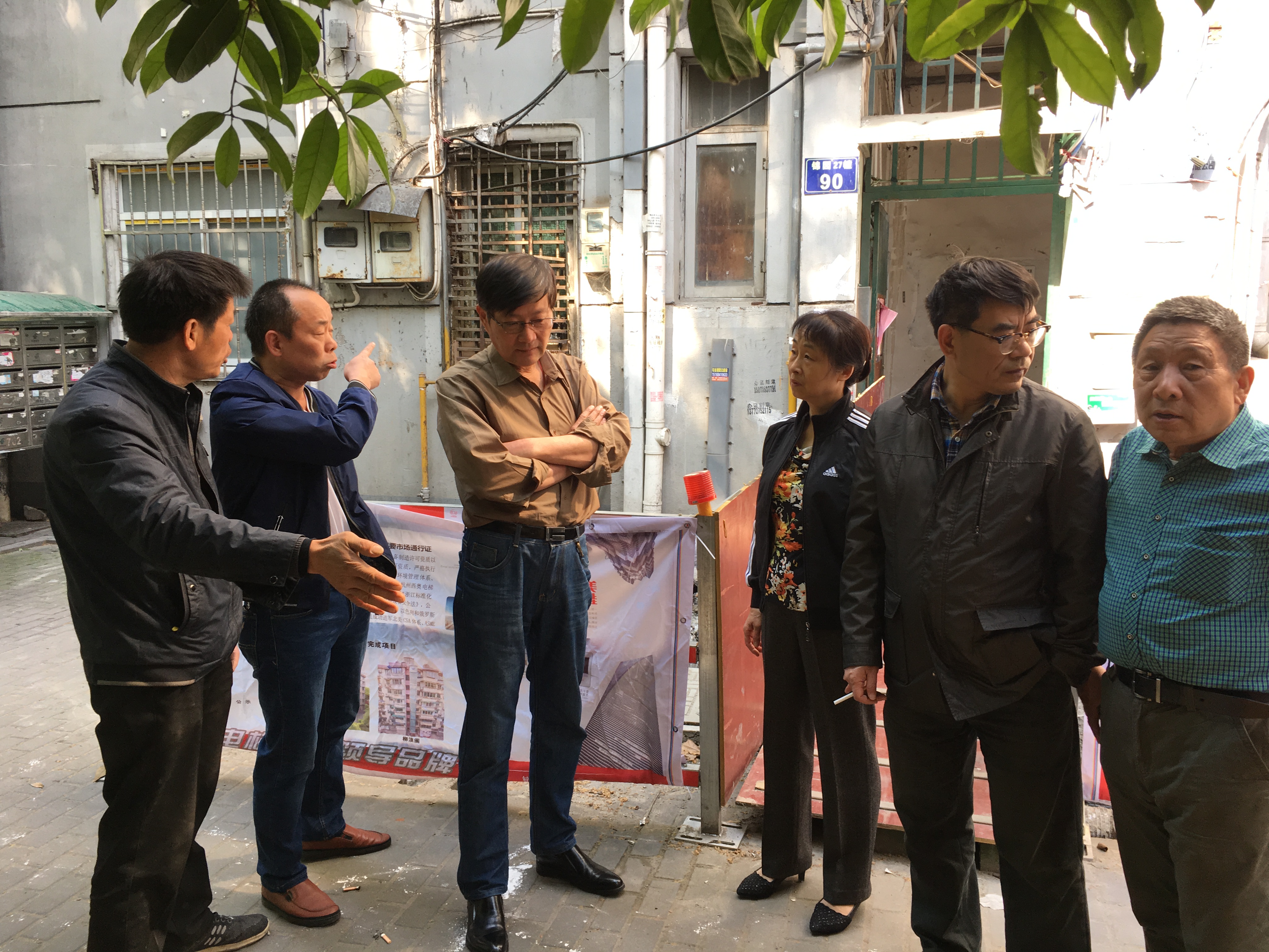 4月18日所巷社区锦园27幢90号门加装电梯工程，下城市政进场施工梳理迁移污水管道，七支部党员时时关注进度。2.jpg