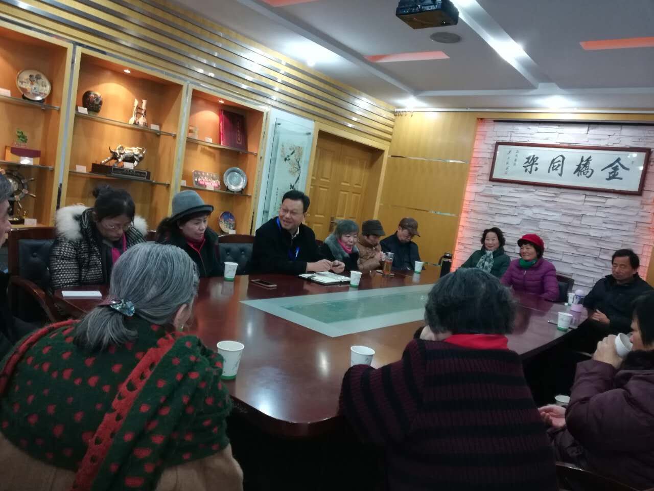 党员和小组长在社区召开垃圾分类推进会.jpg