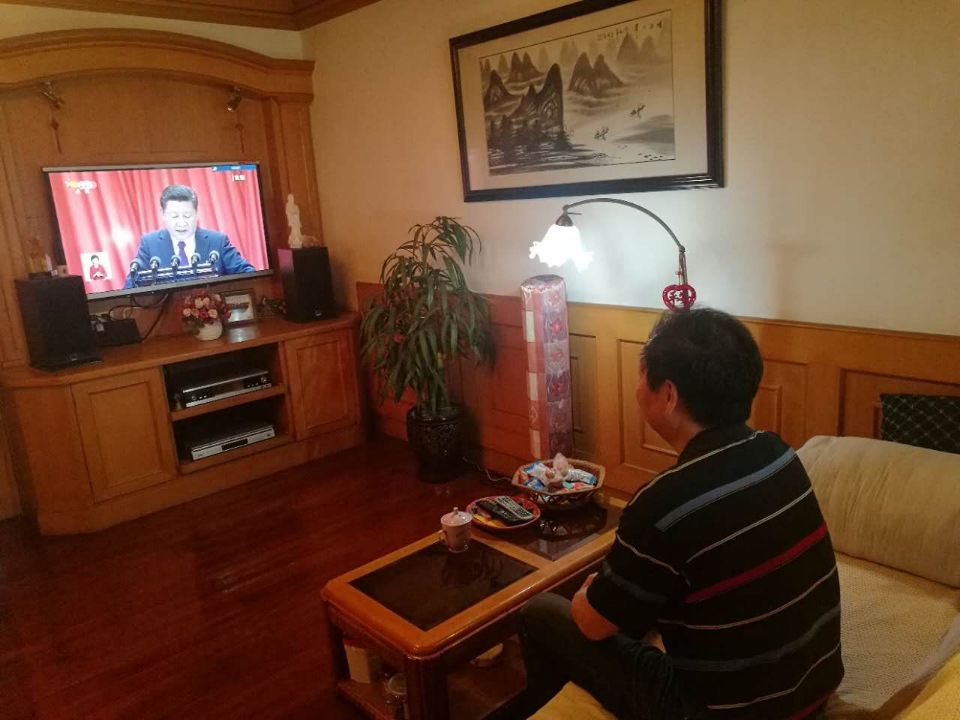支部党员在家中收看习近平总书记作的十九大报告.jpg