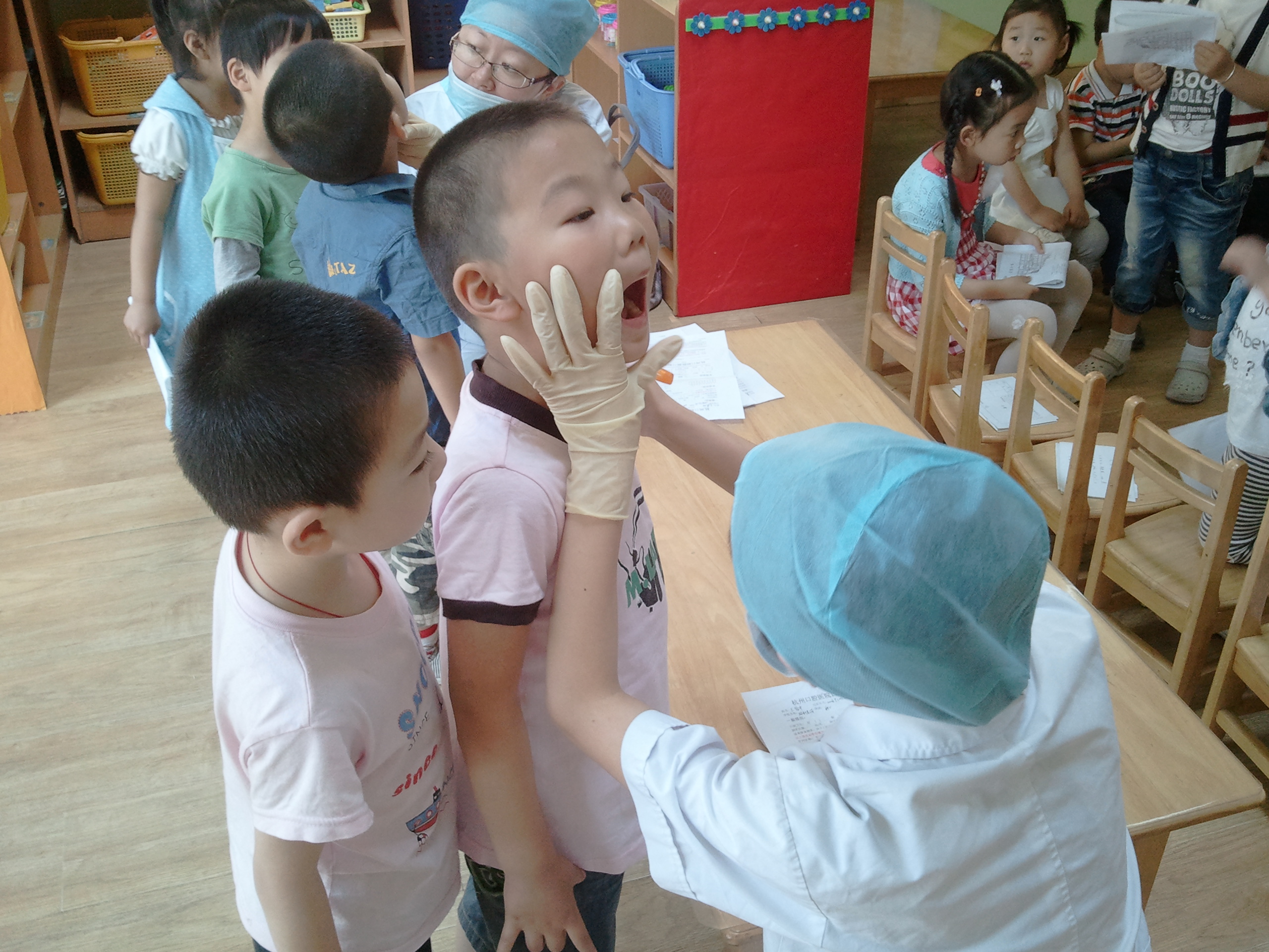 5月17日我们在胜利东河幼儿园做体检1.jpg