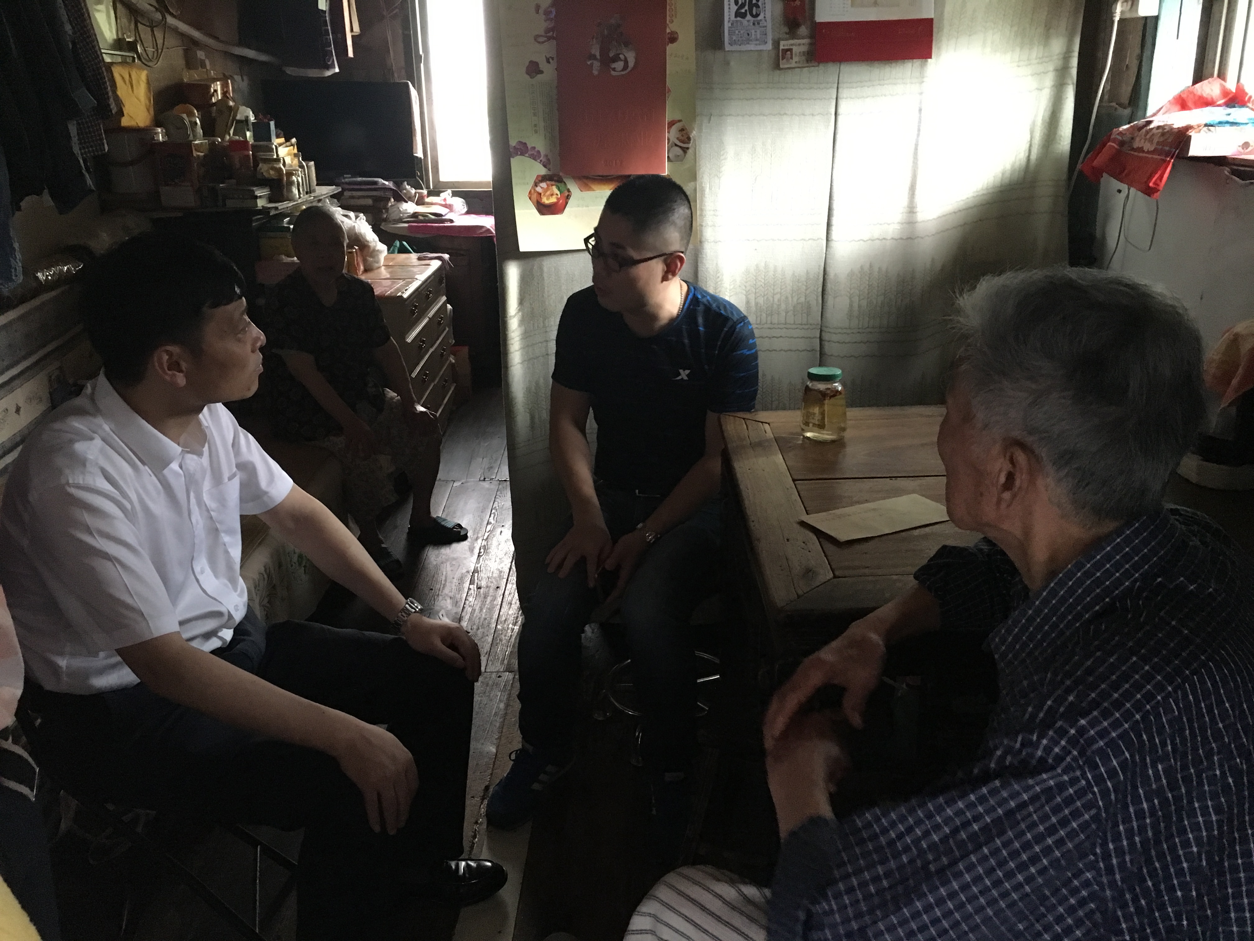 党委书记陈凌军带领党员走访慰问吴山路社区困难户.JPG