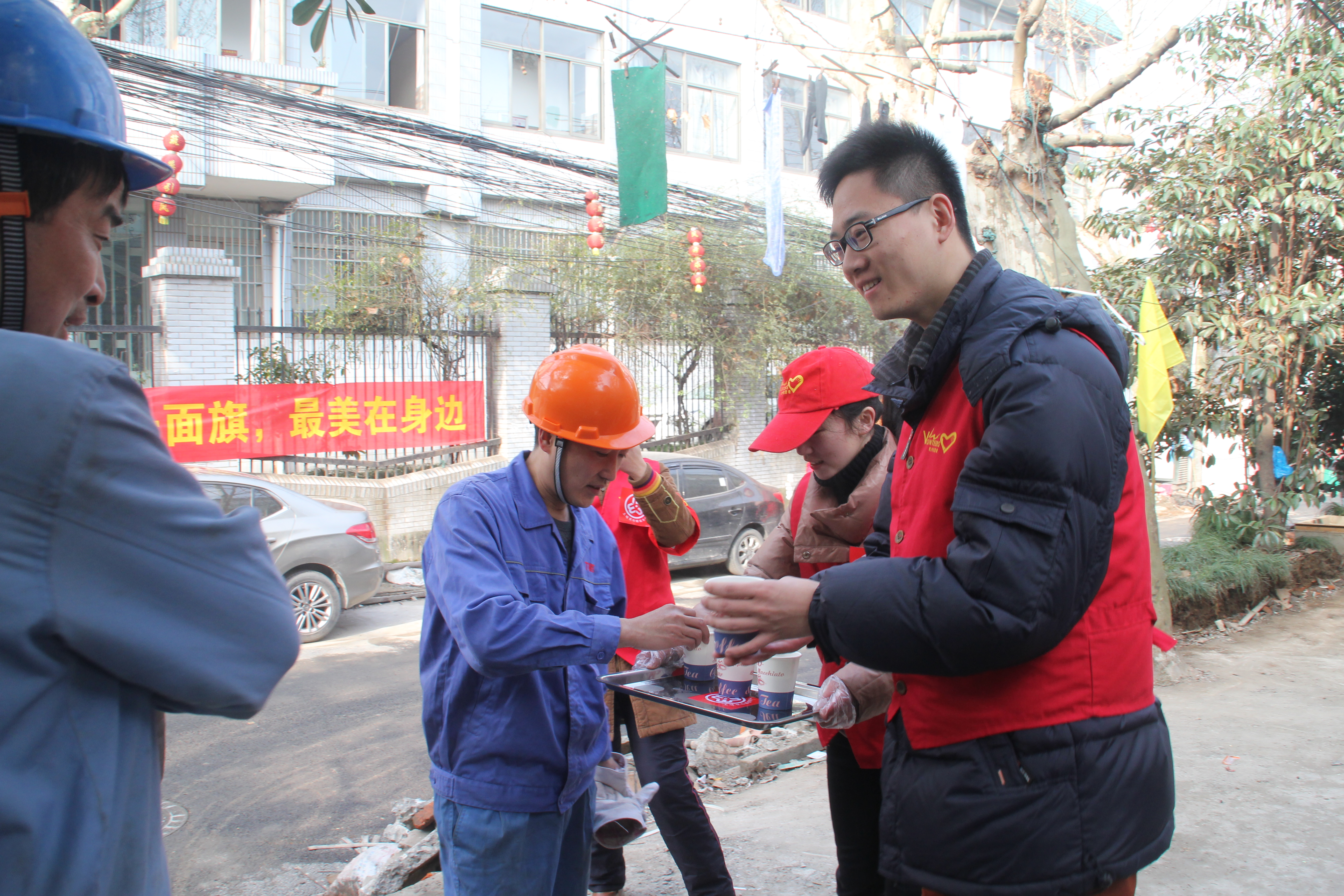 2-南星街道在职党员主动来到馒头山施工一线担当起志愿者，为在现场的工人们送上暖心姜茶.JPG