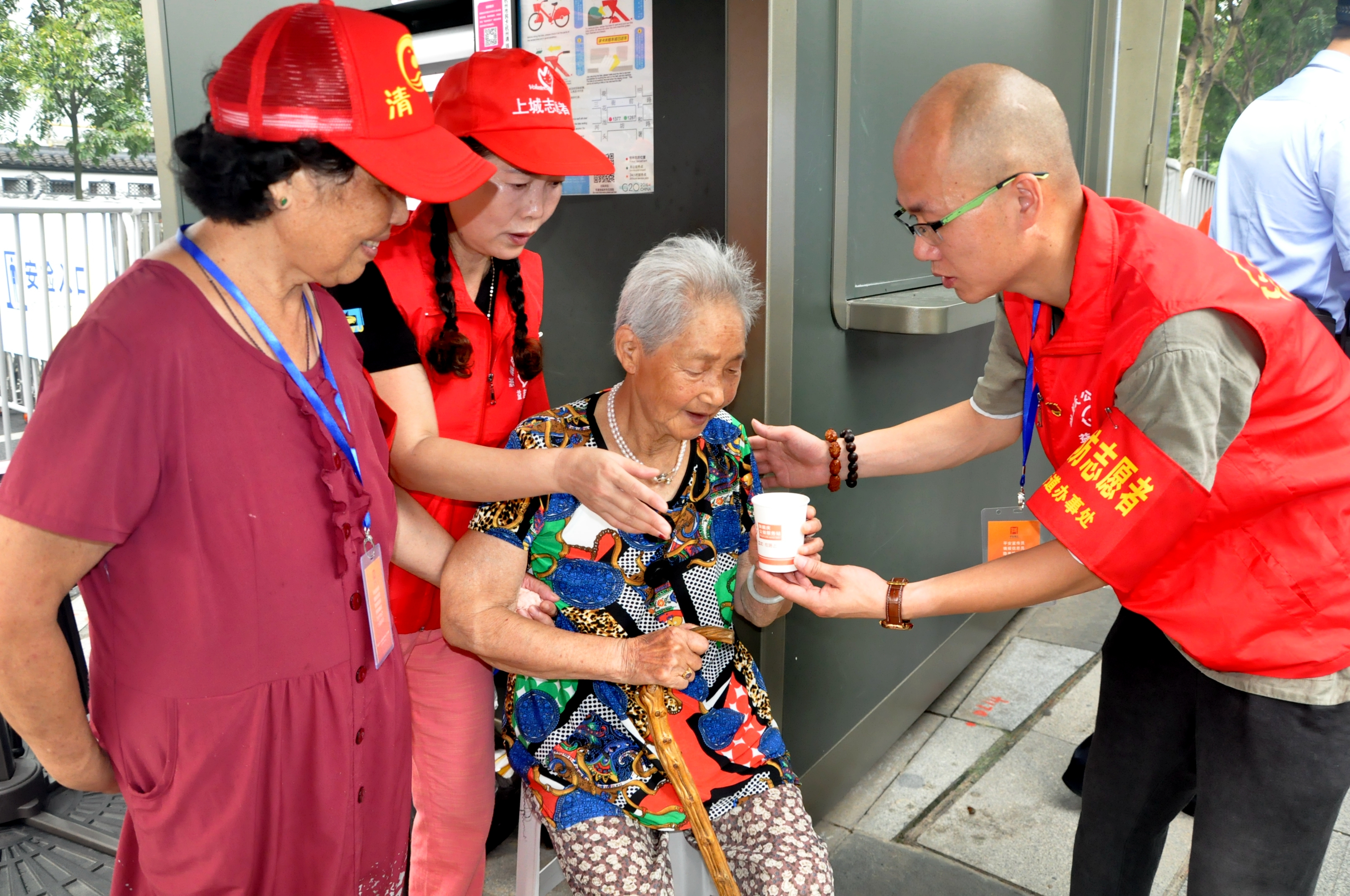 G20峰会期间清波辖区党员开展“益起来”党员志愿服务，图为在安检口服务老人.jpg