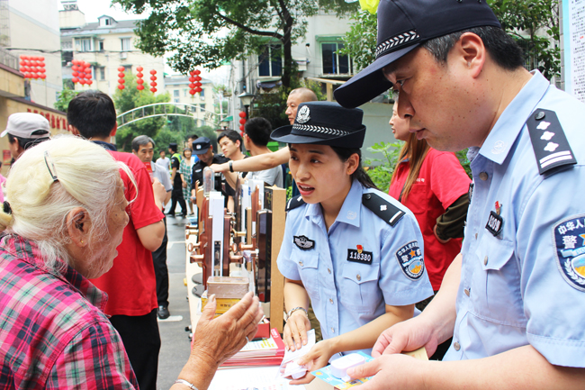 基层基础管理大队党支部组织党员开展进社区宣传服务主题党日活动 2.jpg