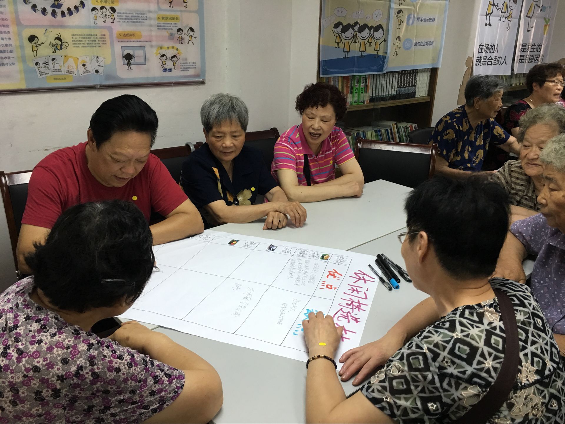 月湖街道太阳社区党委开展公共座椅安放开放空间议事会主题党日活动.jpg