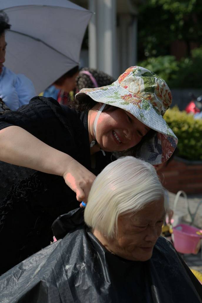 为老人理发.jpg