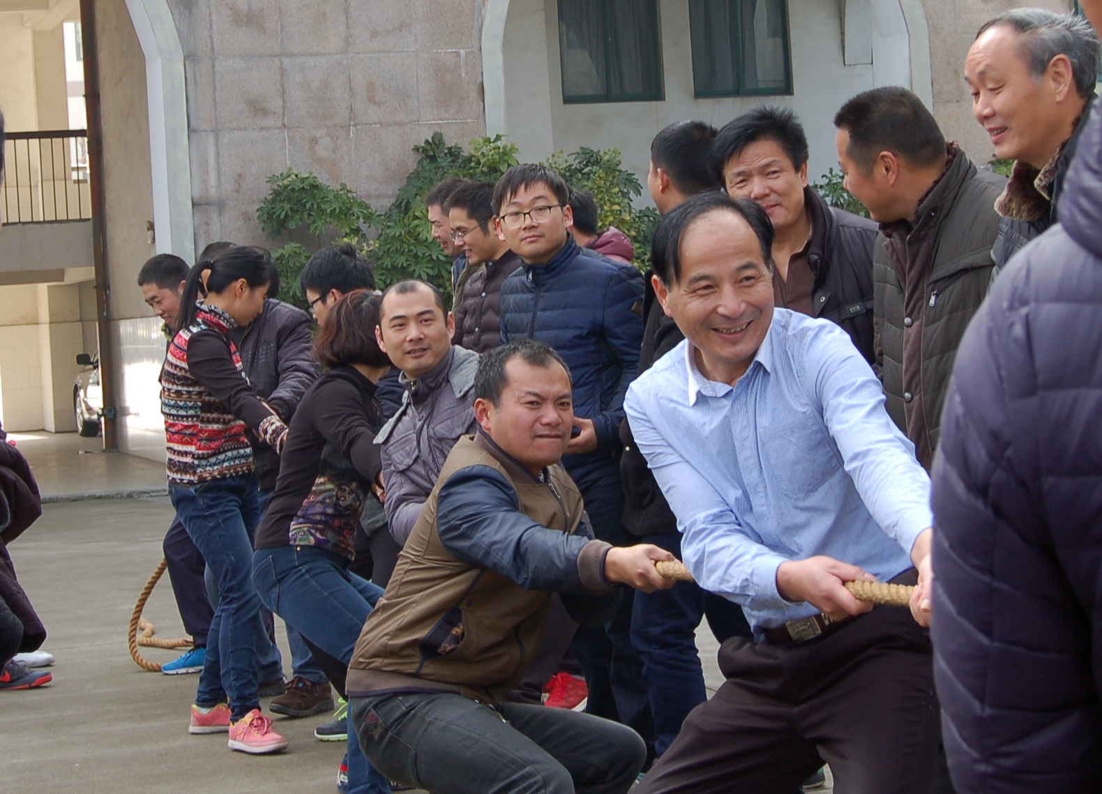 沈汉忠带领村干部参加农民运动会.JPG