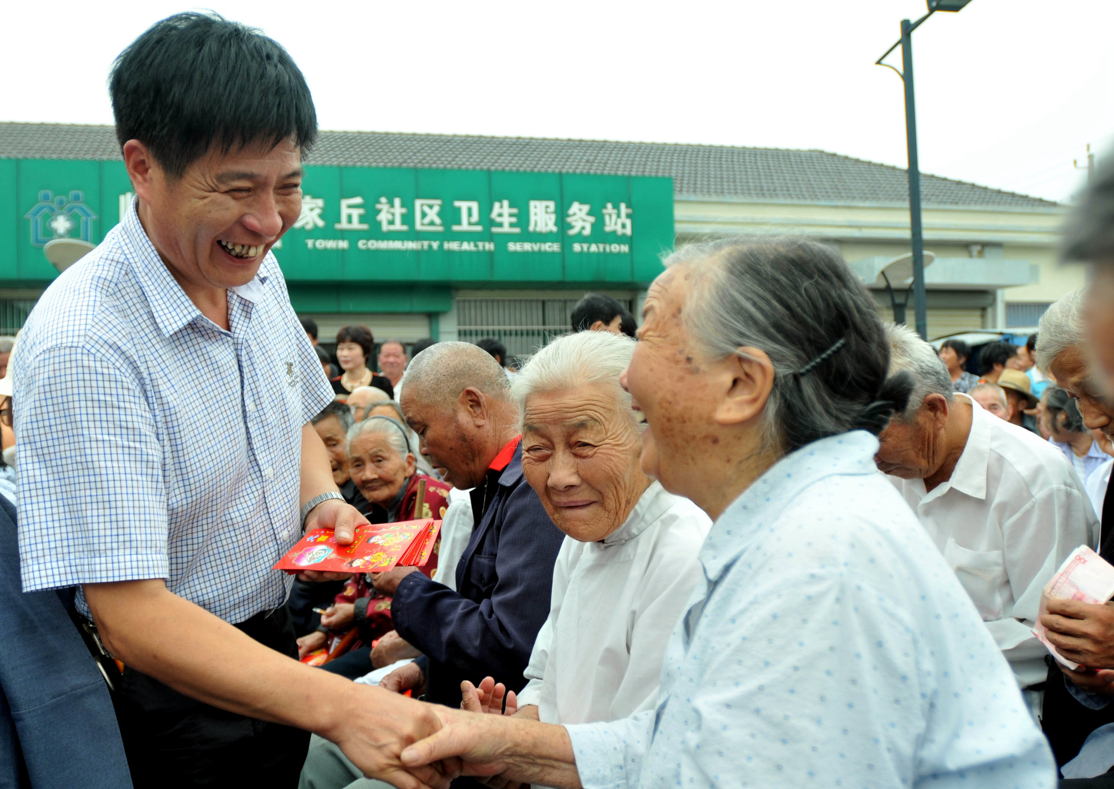 3.黄宝康长期坚持“道德立村”，村里通过关爱老人向村民传递向上向善的正能量.jpg