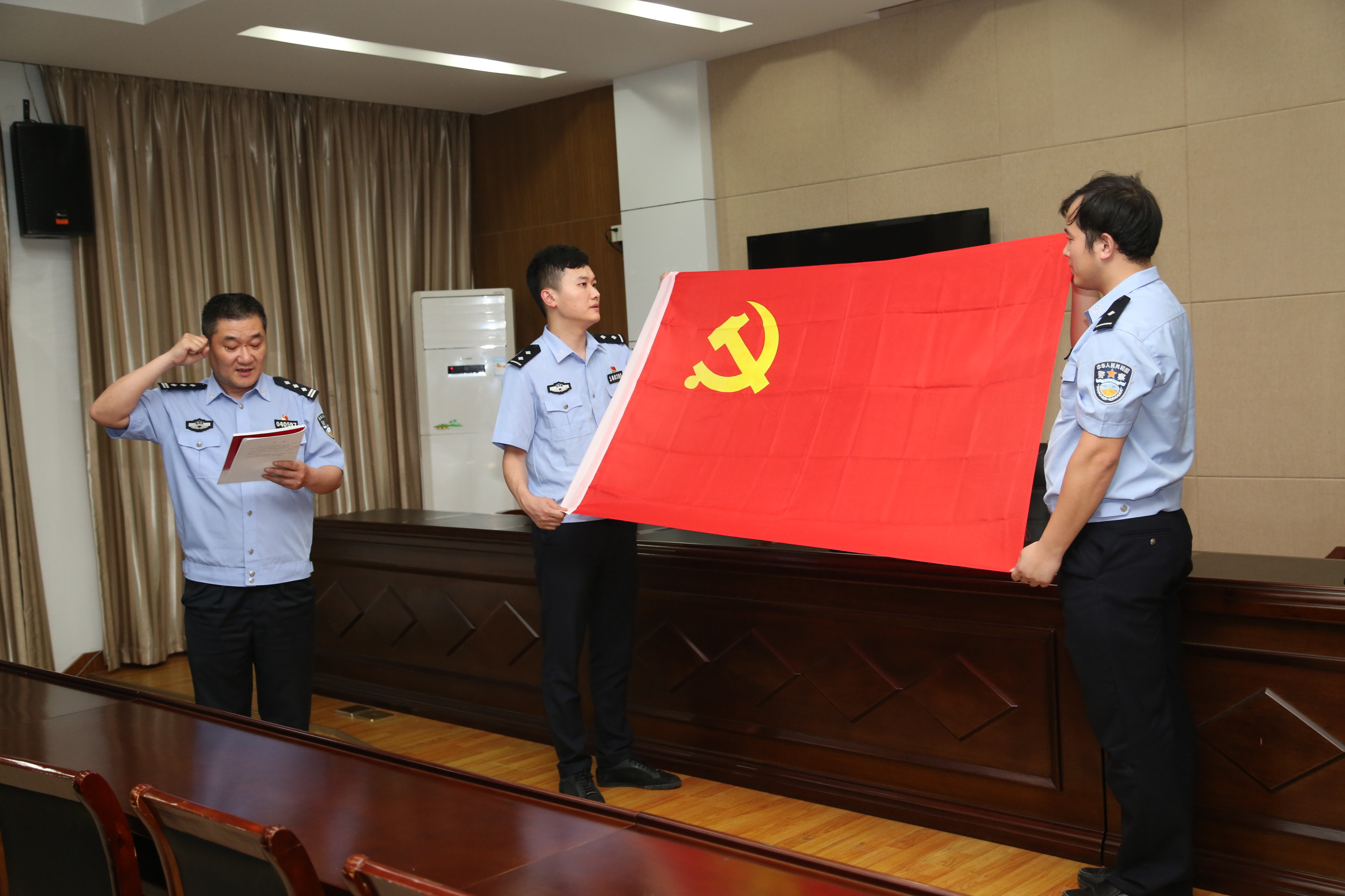 党旗宣誓.jpg