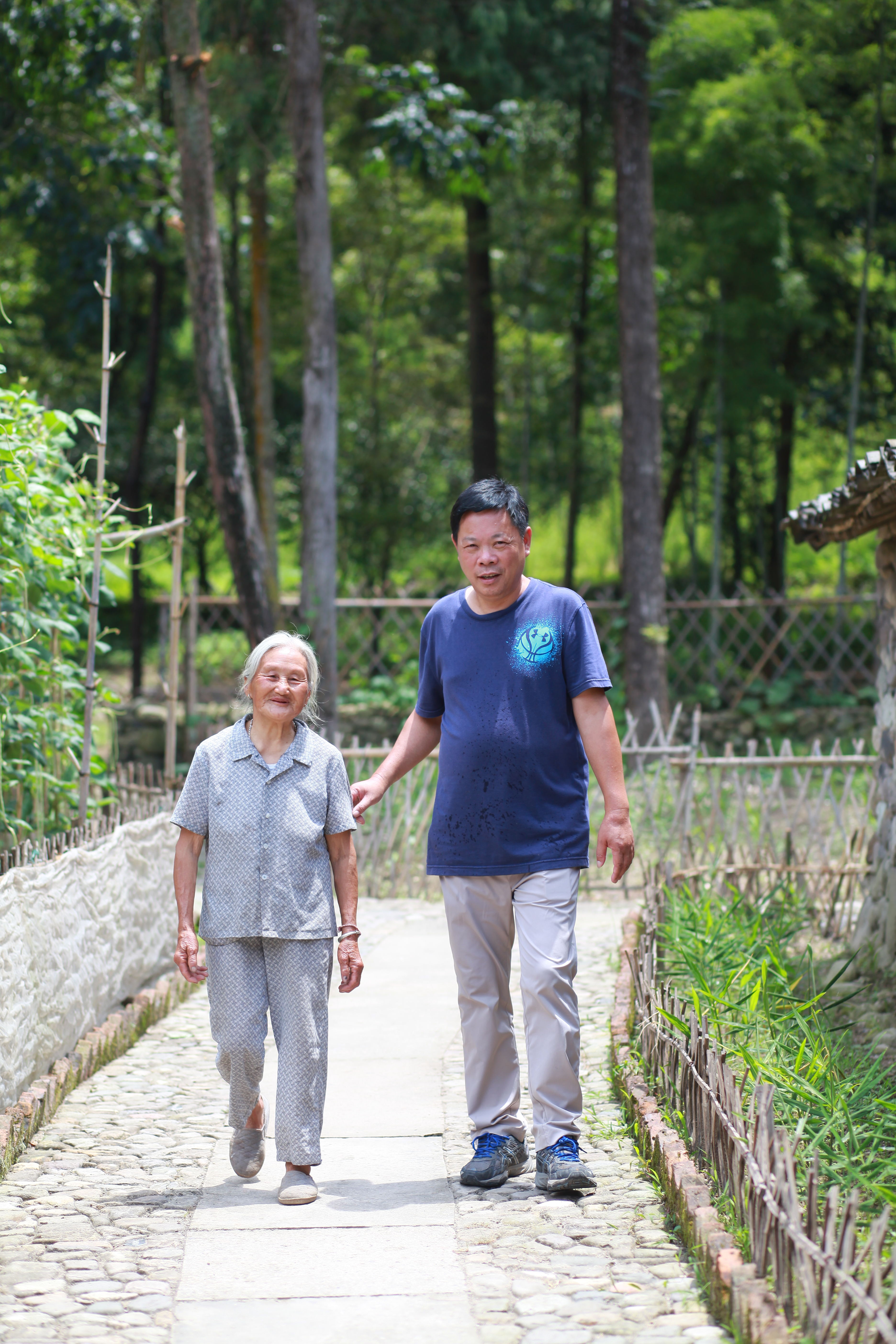 黄官森与村民拉家常 (1).jpg