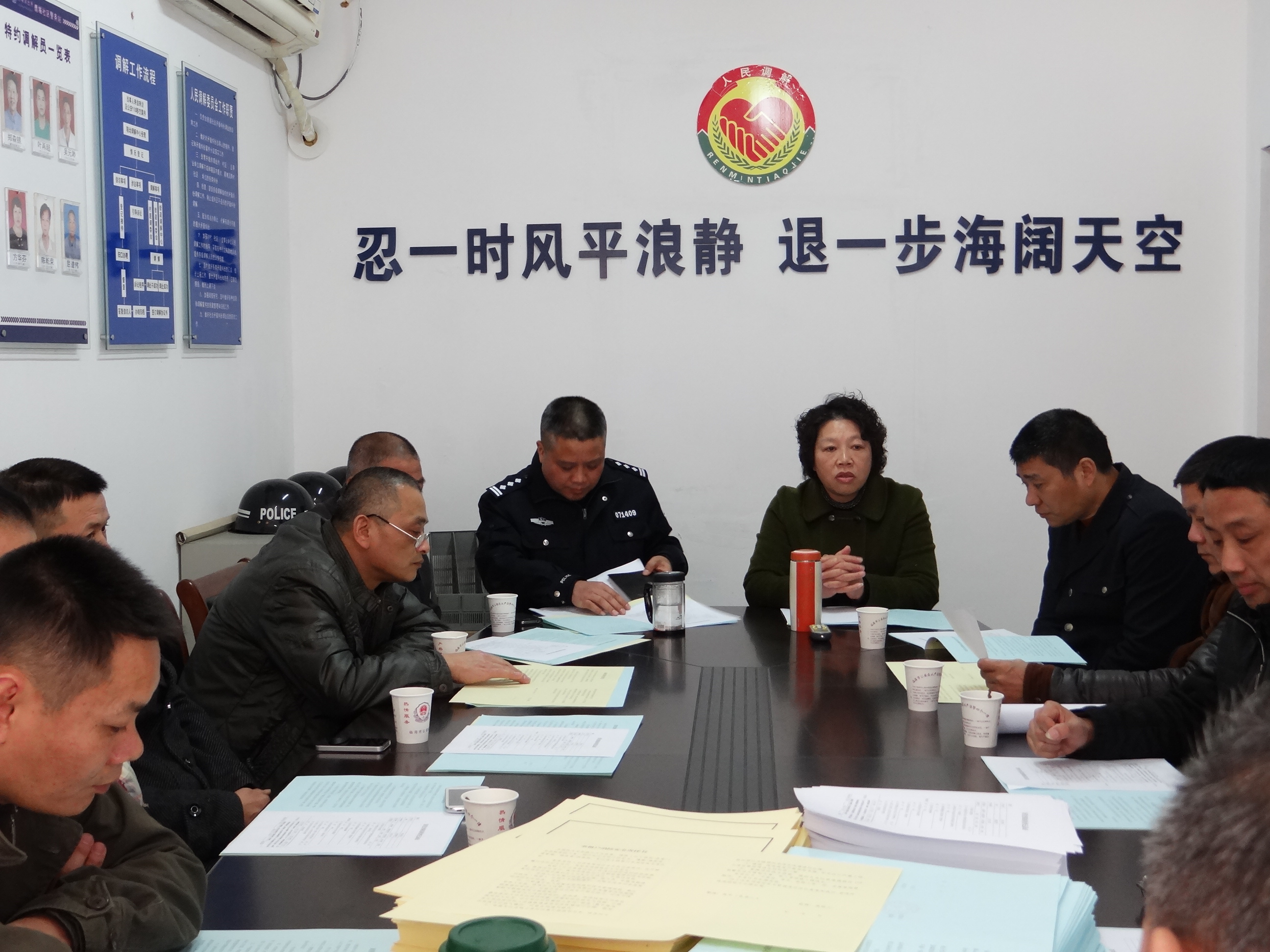 方华芬给社区居民调解.JPG