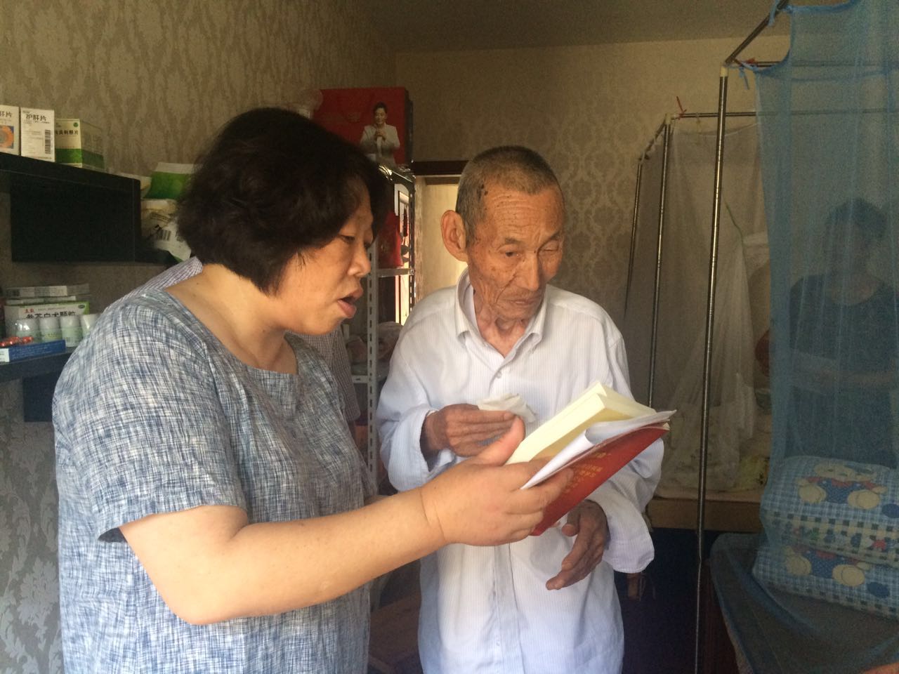 方华芬给行动不便的党员送党员读本.jpg