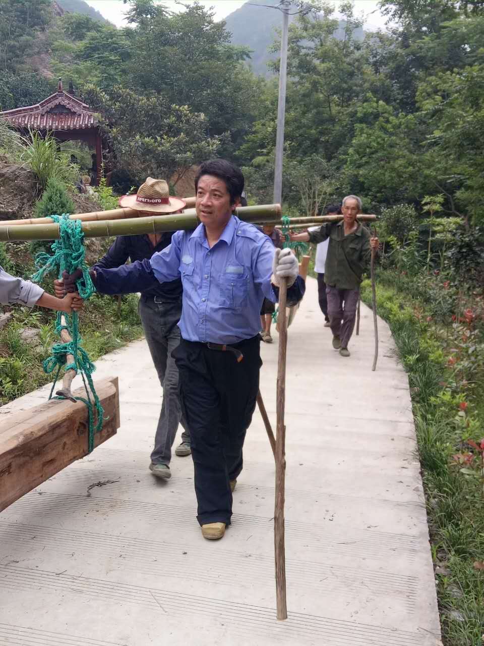 党员义务筹工筹劳建设新农村.JPG
