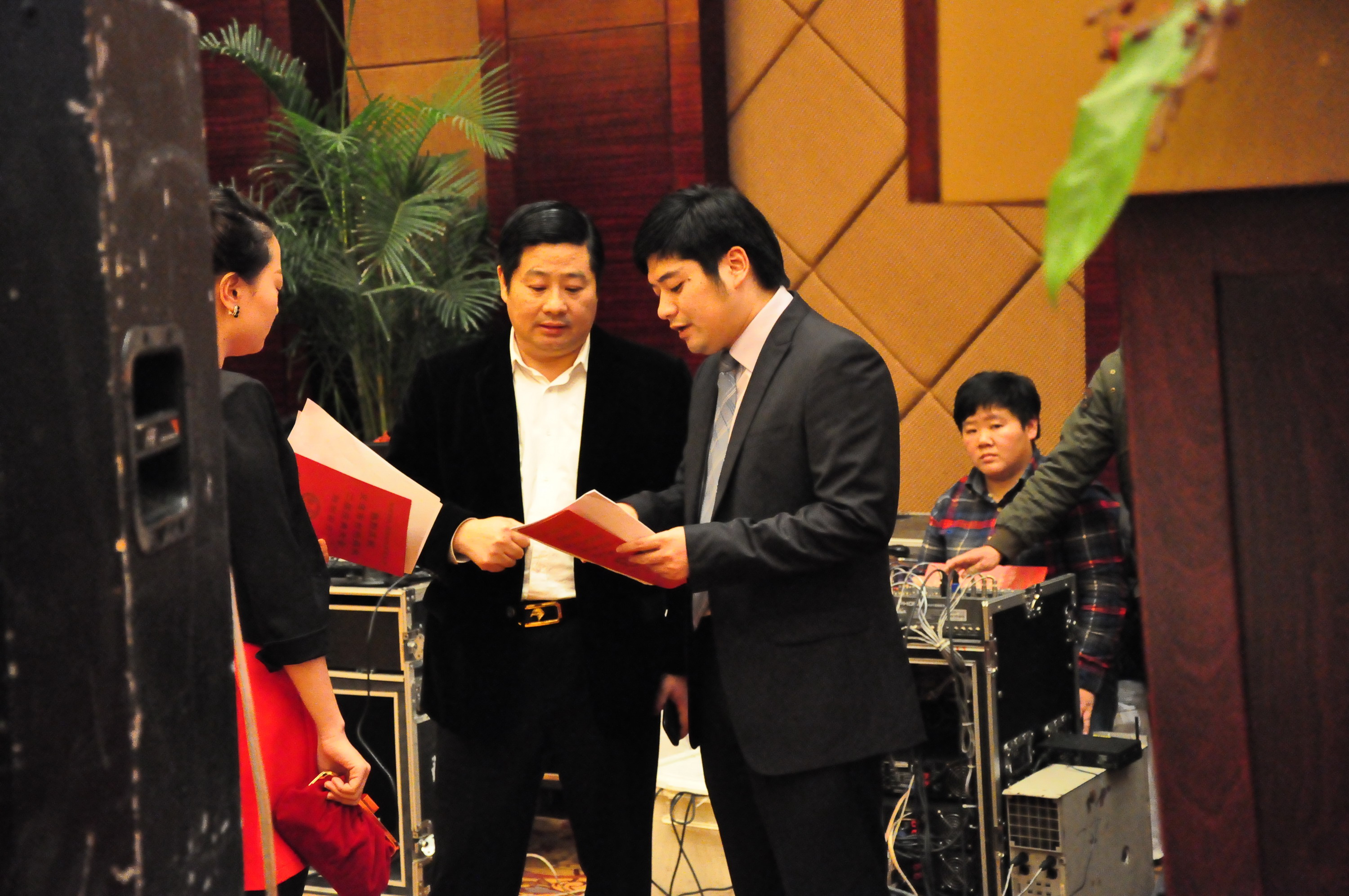 州广播电视总台影视文化频道总监、党支部书记陈国振在义乌台州商会成立大会工作中.jpg
