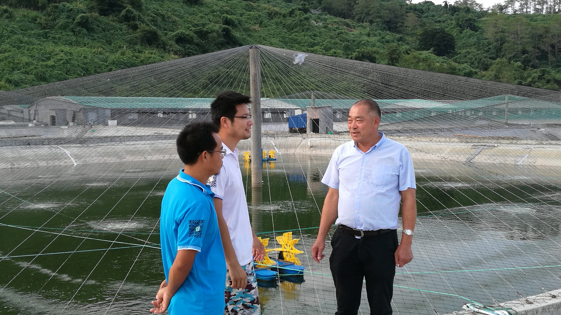 乐清市清江镇富岩头村书记王贤进在南美白对虾养殖基地沟通基地用水事宜.jpg