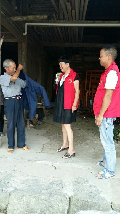 走访联系群众（右一）.jpg
