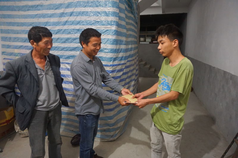慰问资助困难学生（中）.jpg