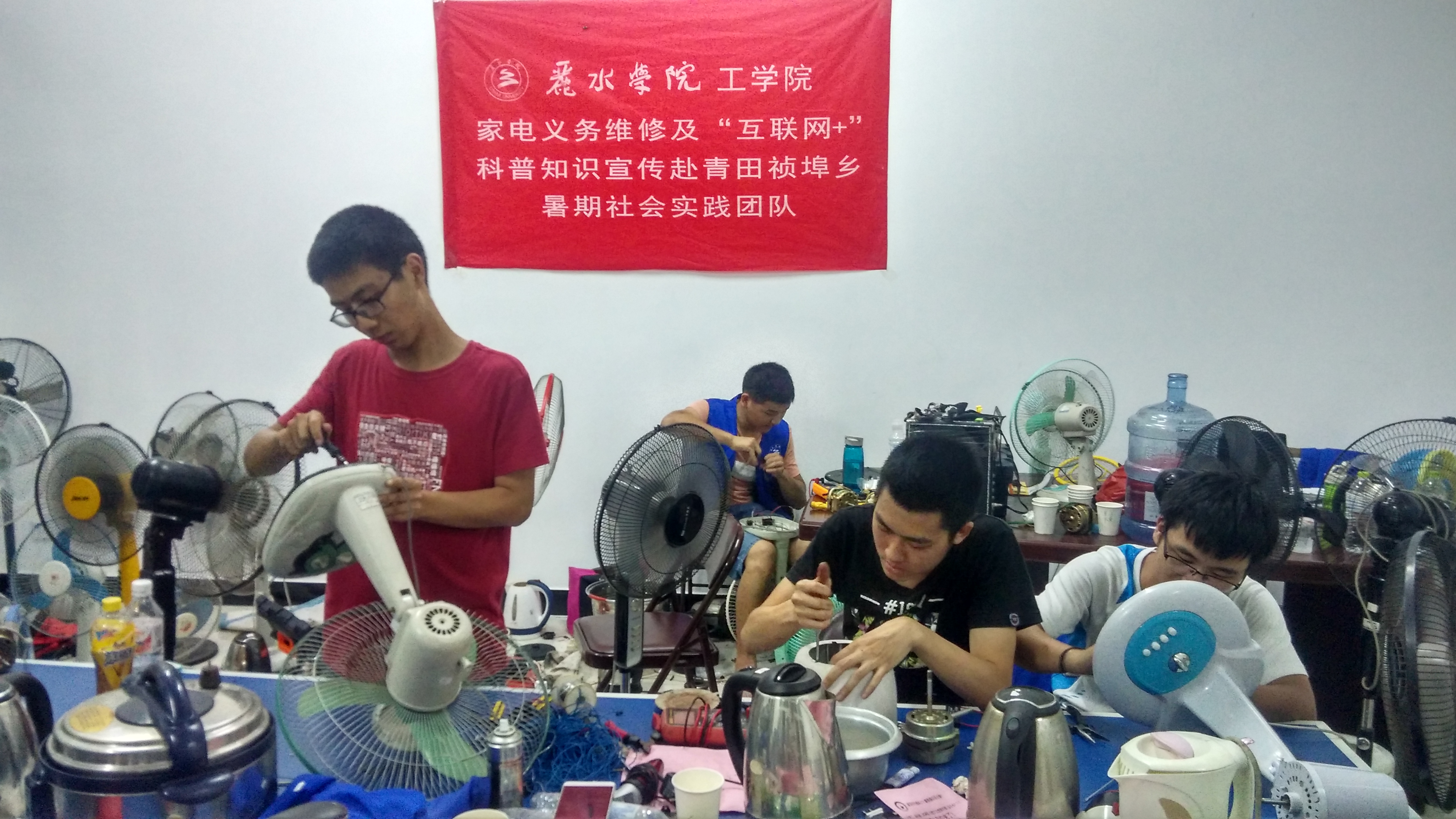 已经是晚上队员们加班维修.jpg