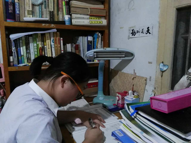做作业中.jpg