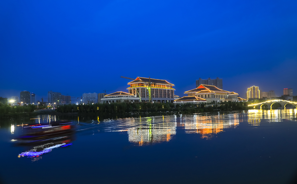 8-02  多浪公园由杭州市参与援建，今是阿克苏市区最大的一个集旅游、娱乐、饮食、观赏为一体的综合性风景区。.JPG