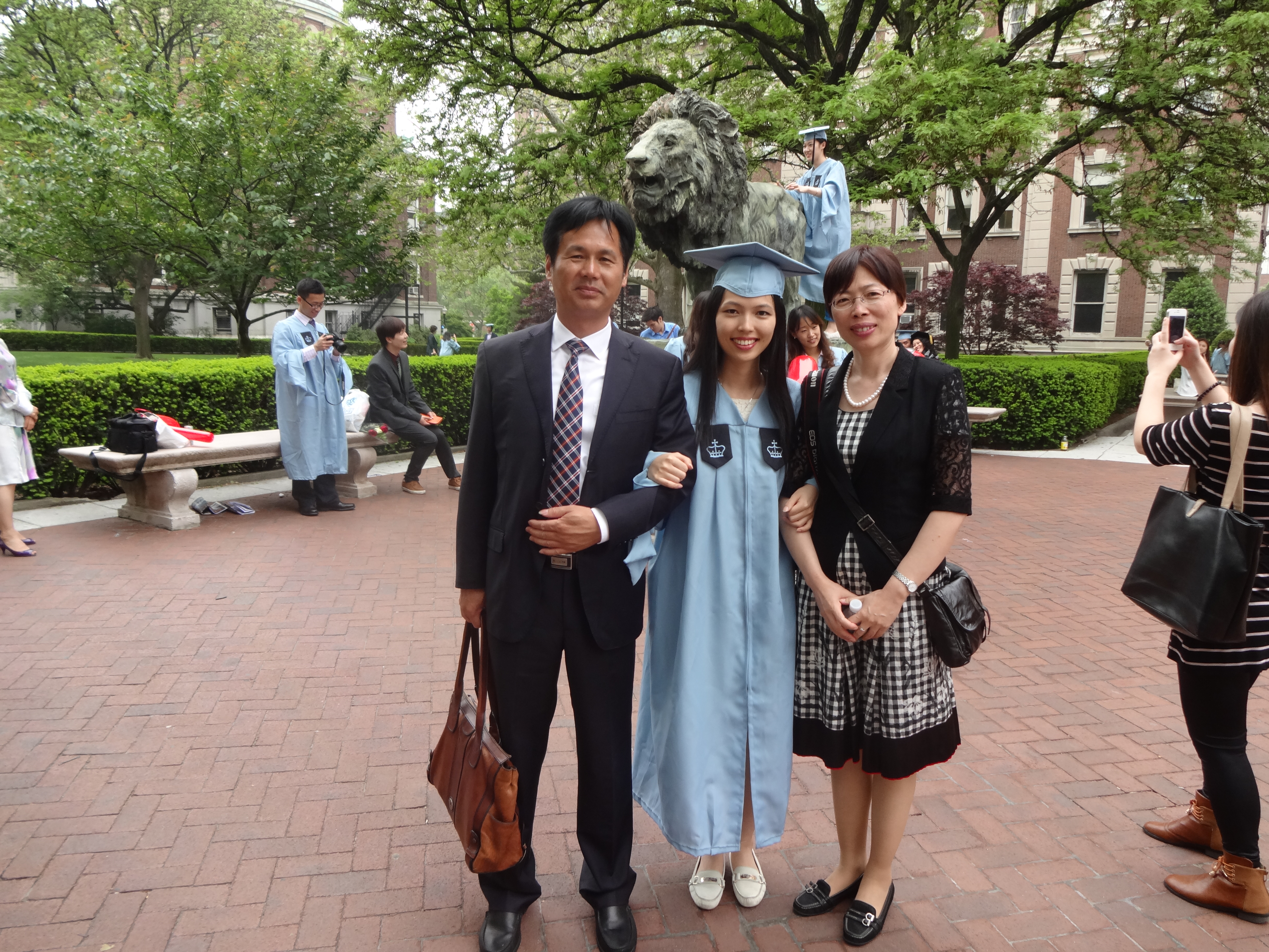 干雪莲家庭卢霜哥伦比亚大学硕士毕业与亲爱的父母共享成功喜悦.JPG