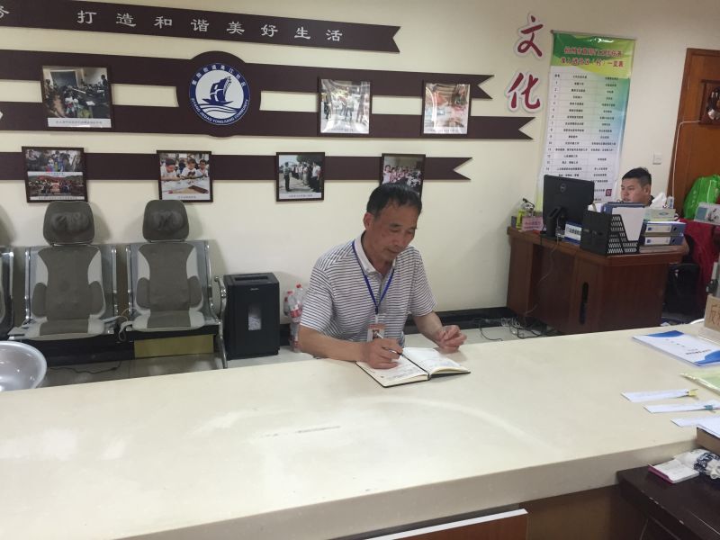 甬江社区监督员郁曾度是街道聘任的行风监督员。甬江社区高档楼盘云集，业委会换届选举总会成为业主们关注的焦点。图为郁曾度为社工梳理换届选举廉洁自律的注意事项.jpg