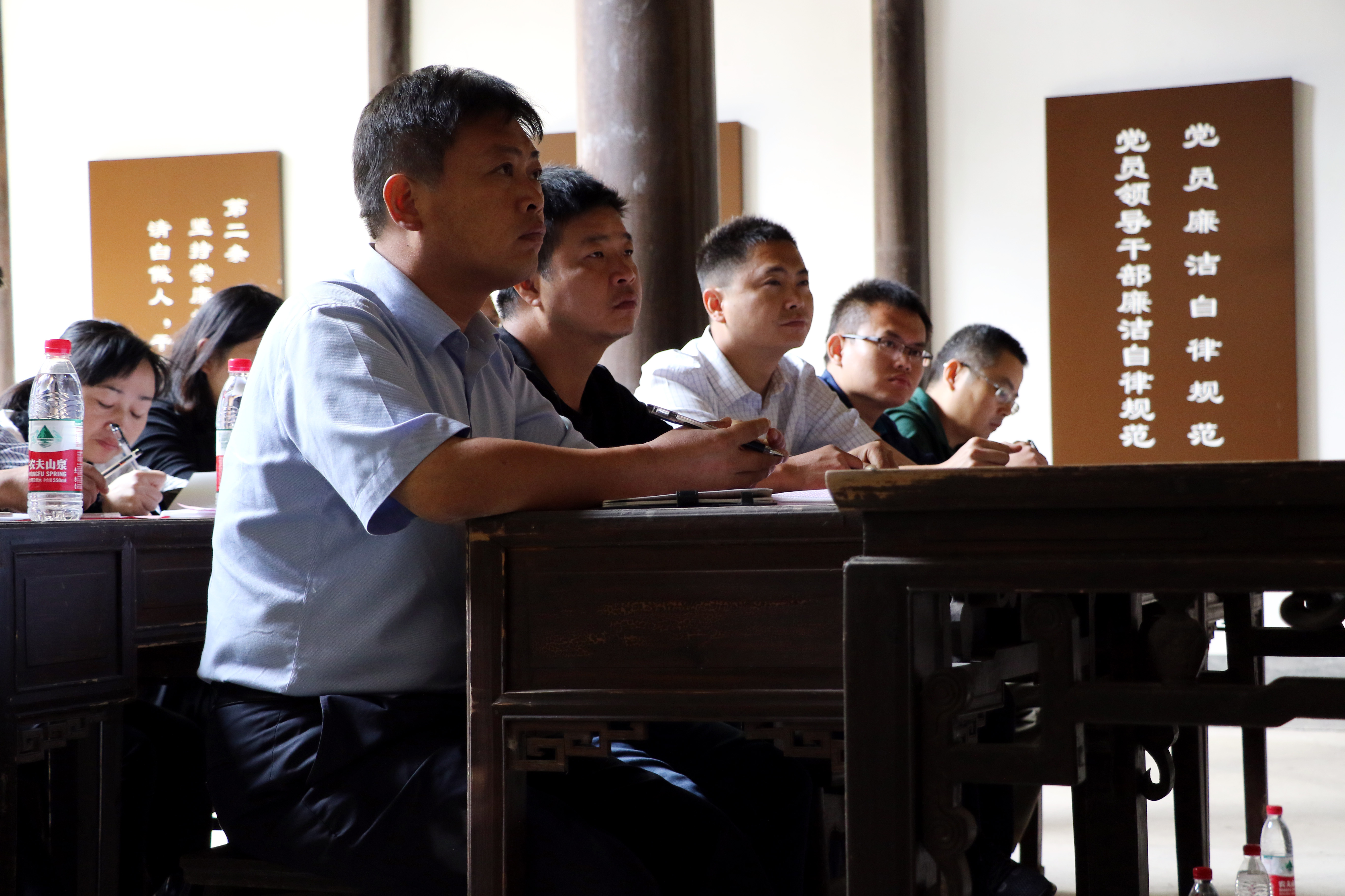 图为学员在廉政讲堂听海瑞事迹.JPG